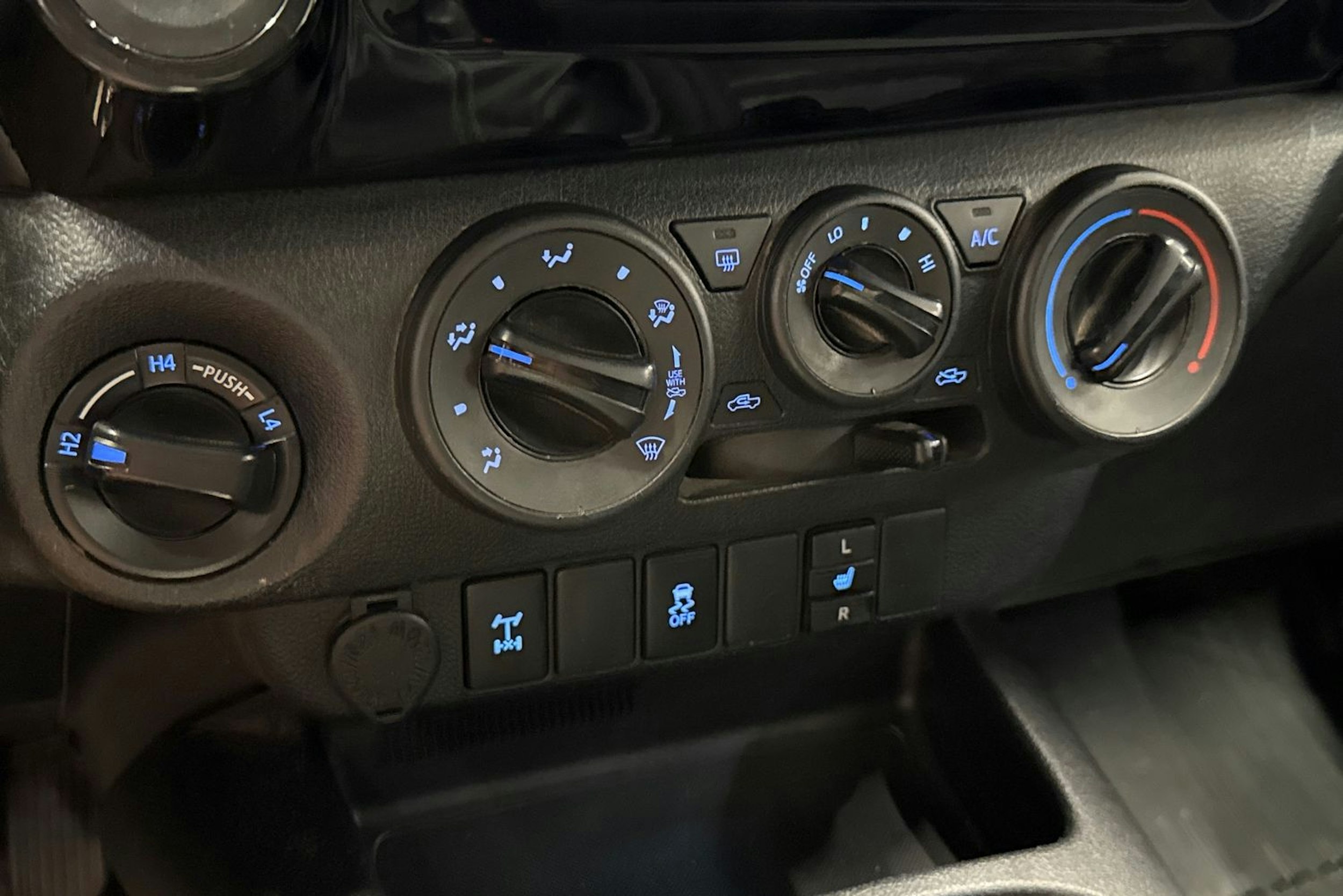 valkoinen Toyota Hilux 2017 kuva 21.