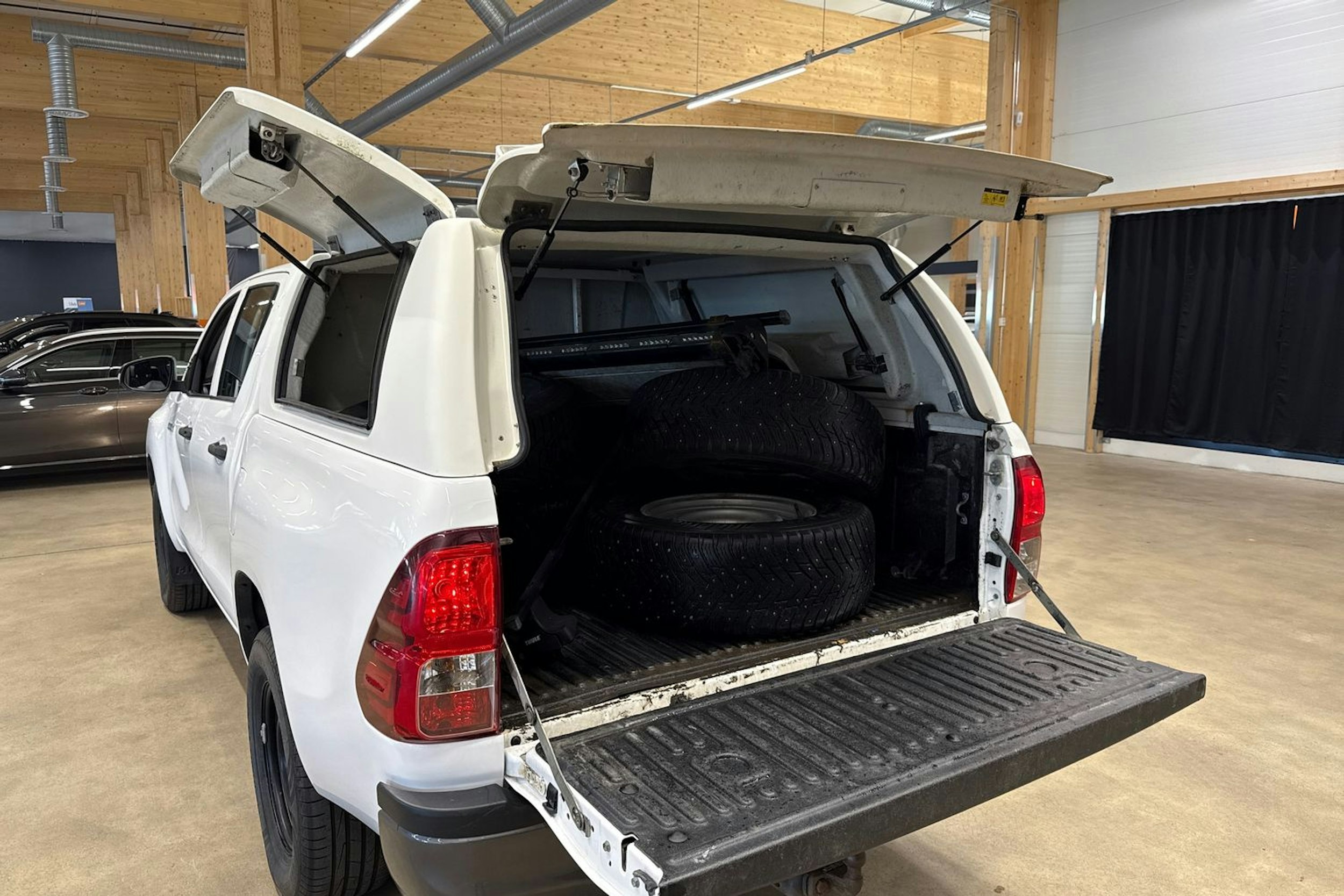 valkoinen Toyota Hilux 2017 kuva 23.