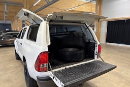valkoinen Toyota Hilux 2017 kuva 23.