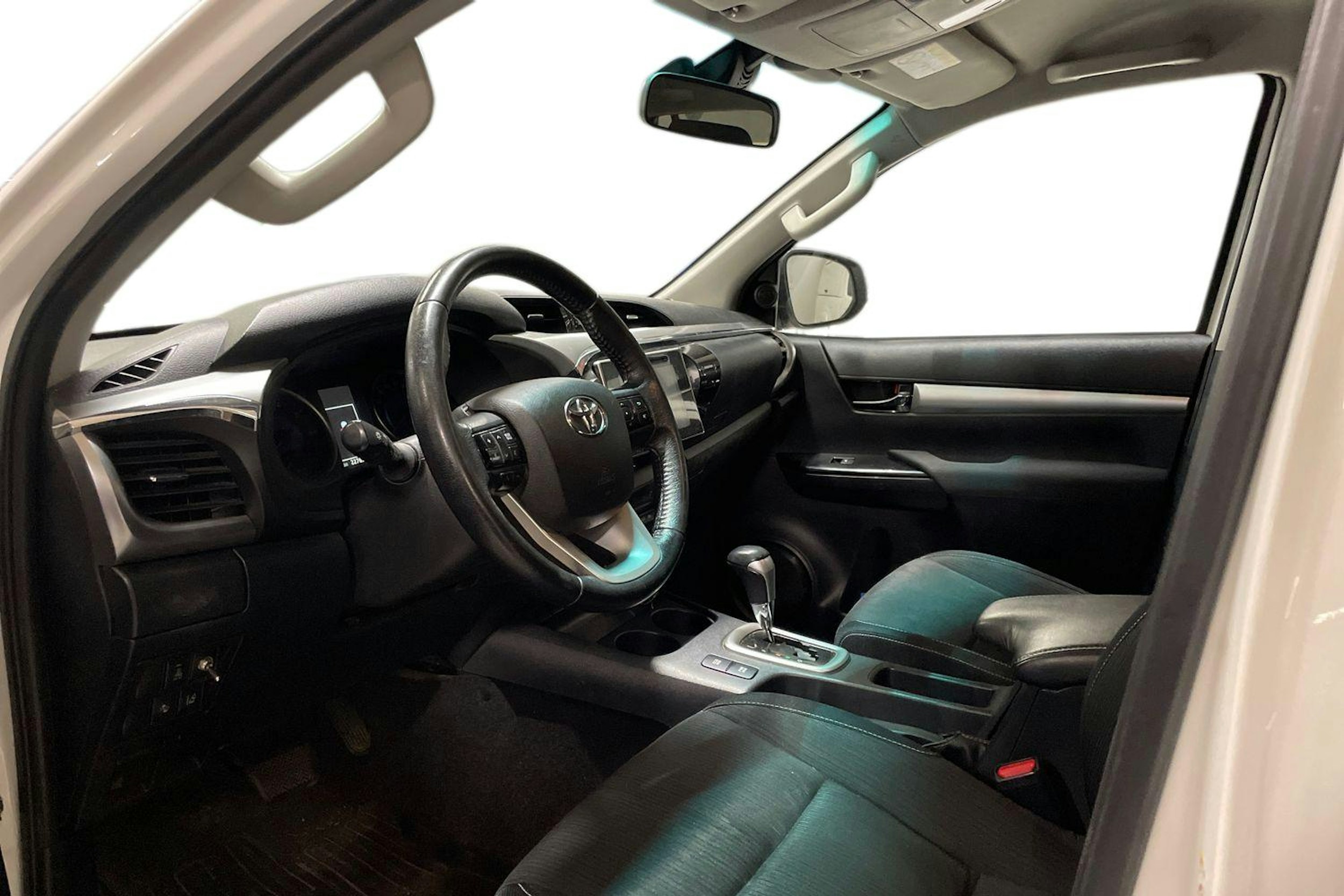 valkoinen Toyota Hilux 2017 kuva 3.