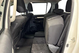 valkoinen Toyota Hilux 2017 kuva 11.
