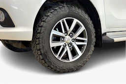 valkoinen Toyota Hilux 2017 kuva 12.