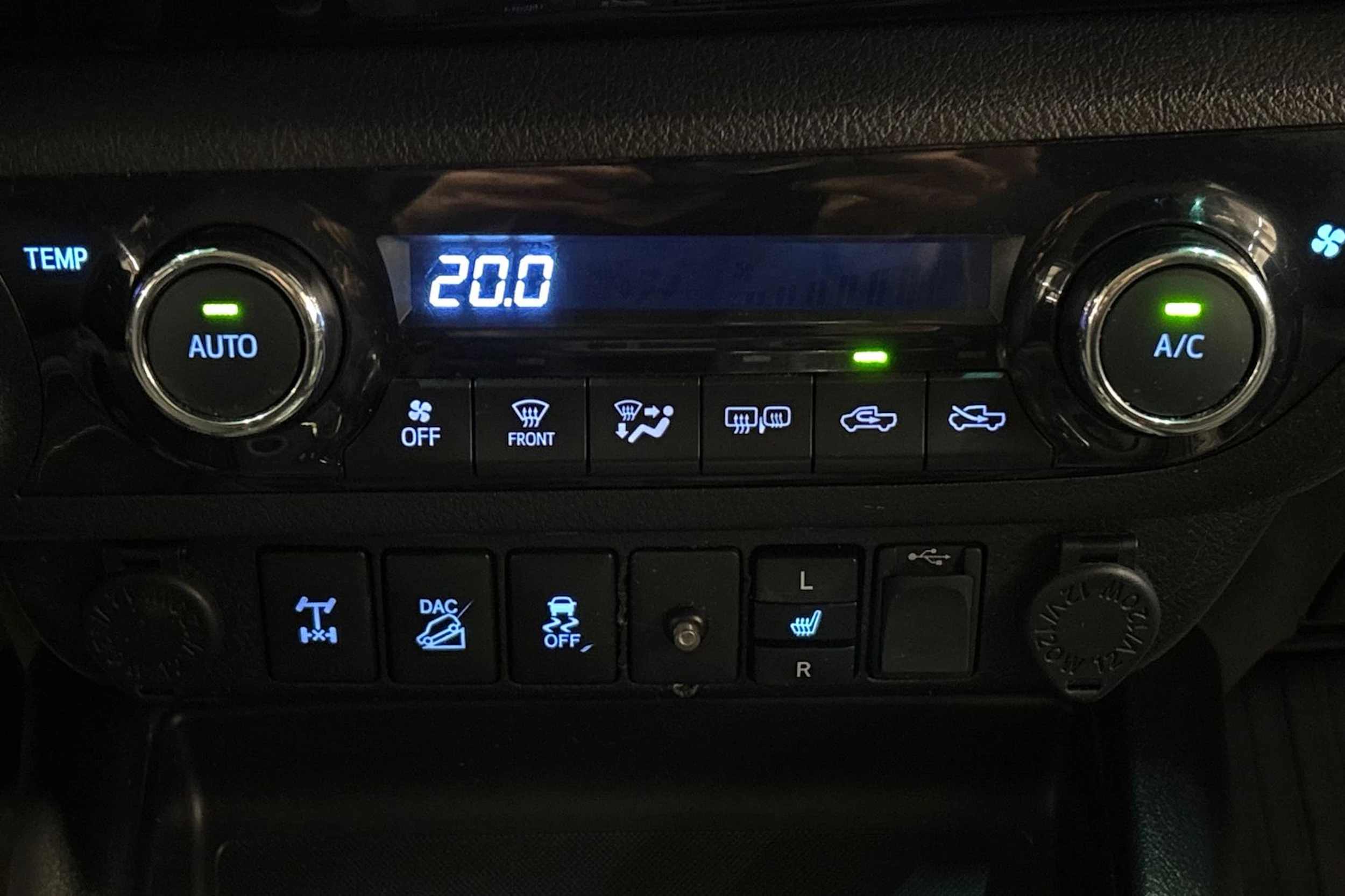 valkoinen Toyota Hilux 2017 kuva 24.