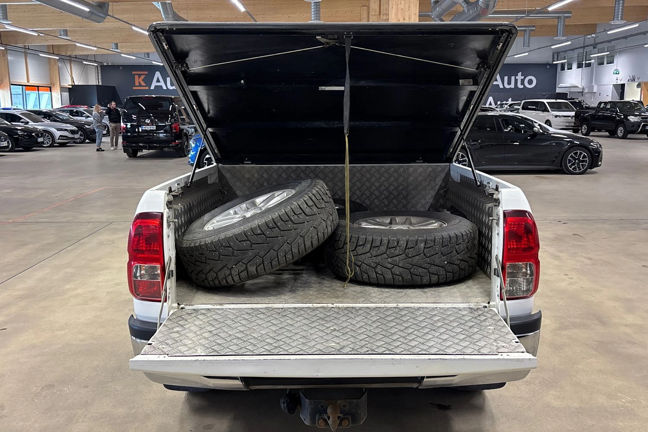 valkoinen Toyota Hilux 2017 kuva 27.