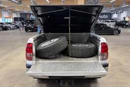 valkoinen Toyota Hilux 2017 kuva 27.