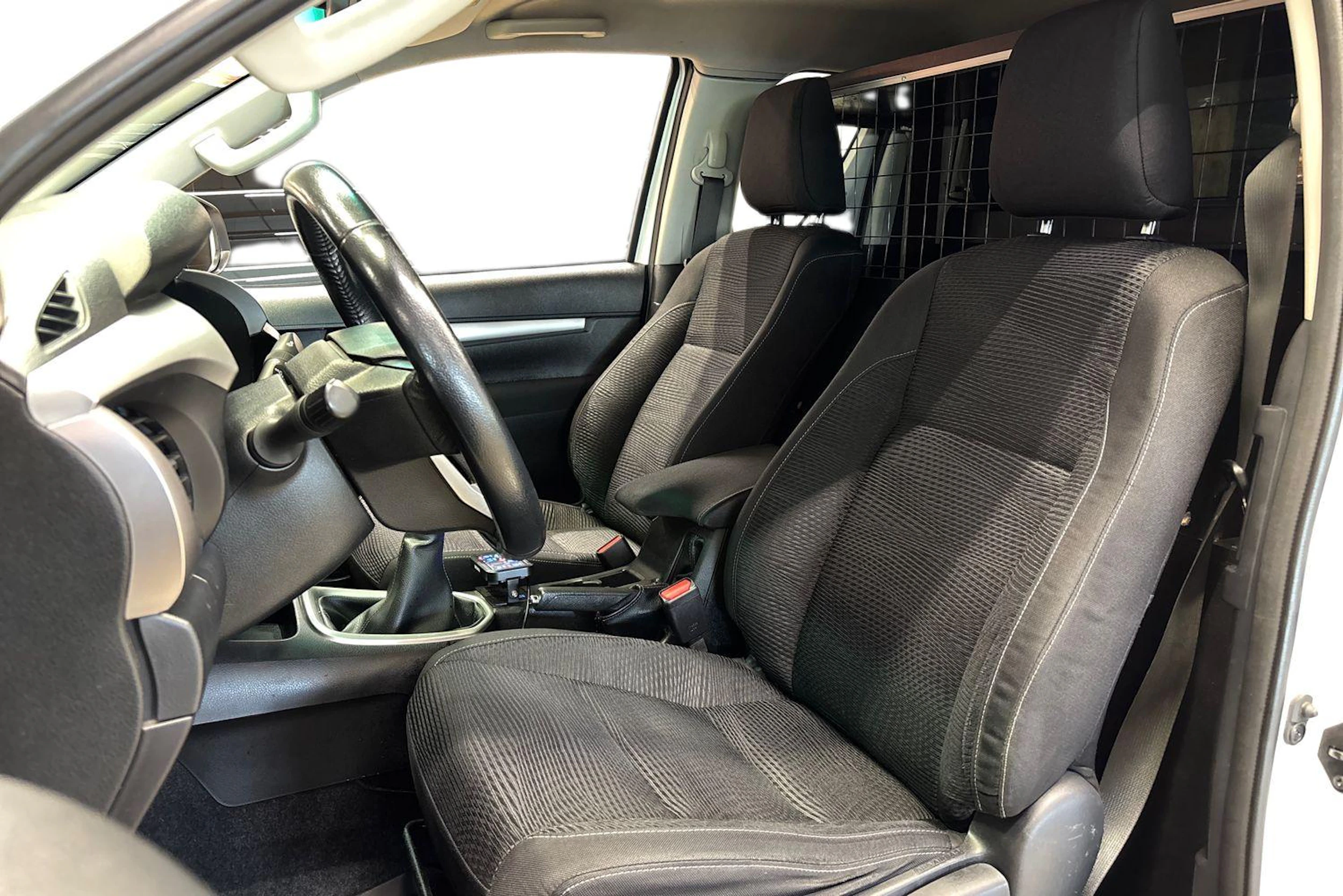 valkoinen Toyota Hilux 2017 kuva 8.