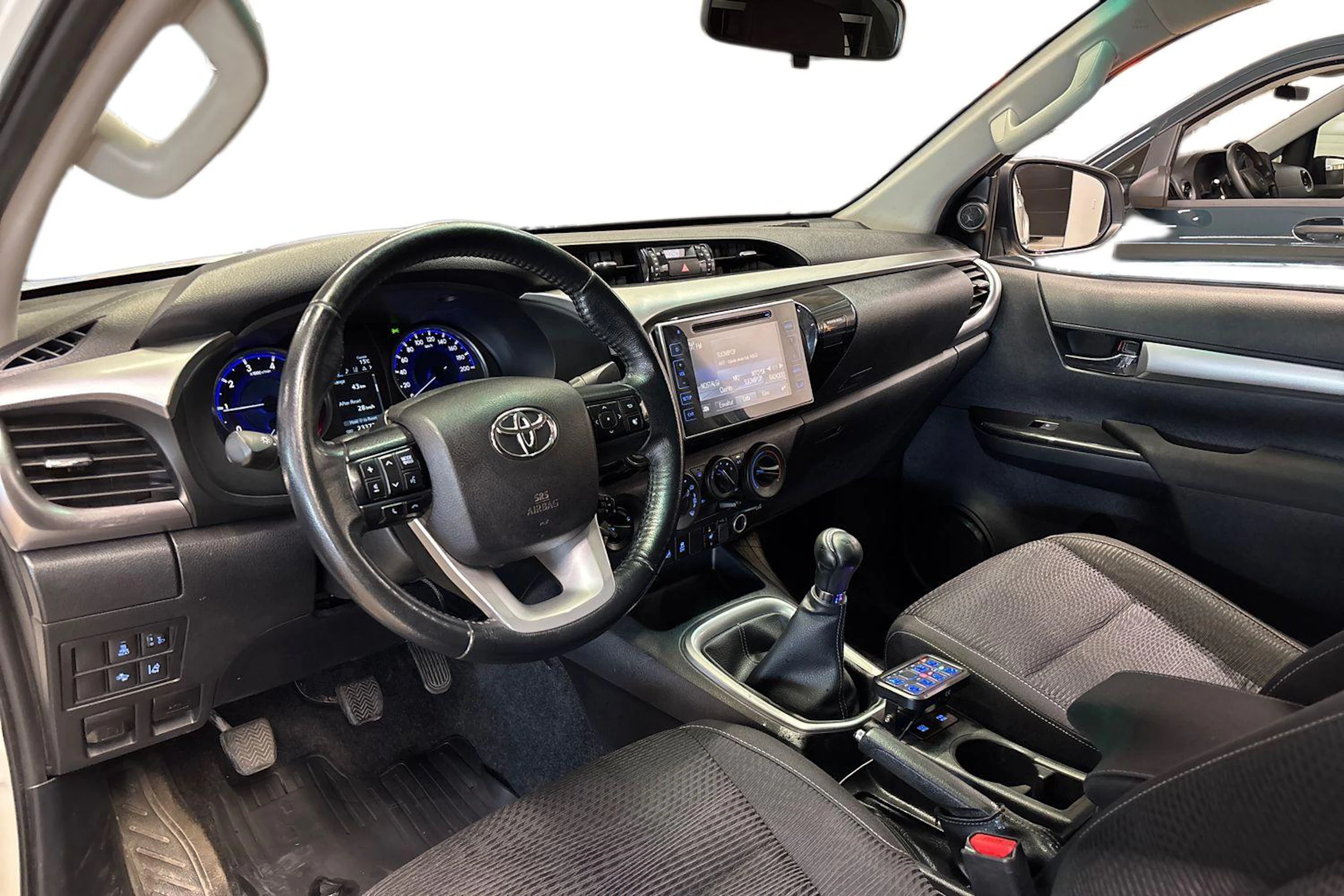 valkoinen Toyota Hilux 2017 kuva 9.