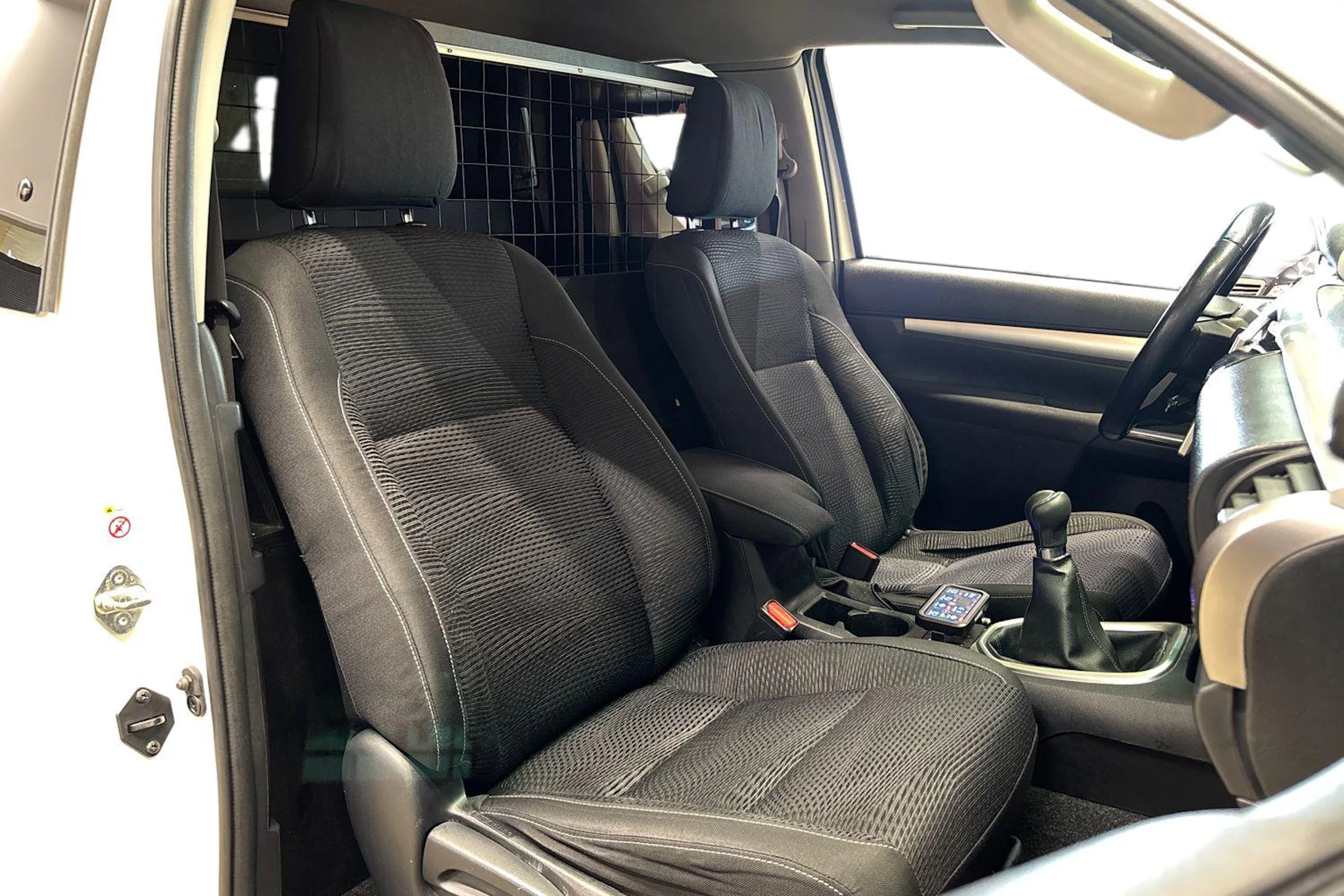 valkoinen Toyota Hilux 2017 kuva 11.