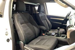 valkoinen Toyota Hilux 2017 kuva 11.