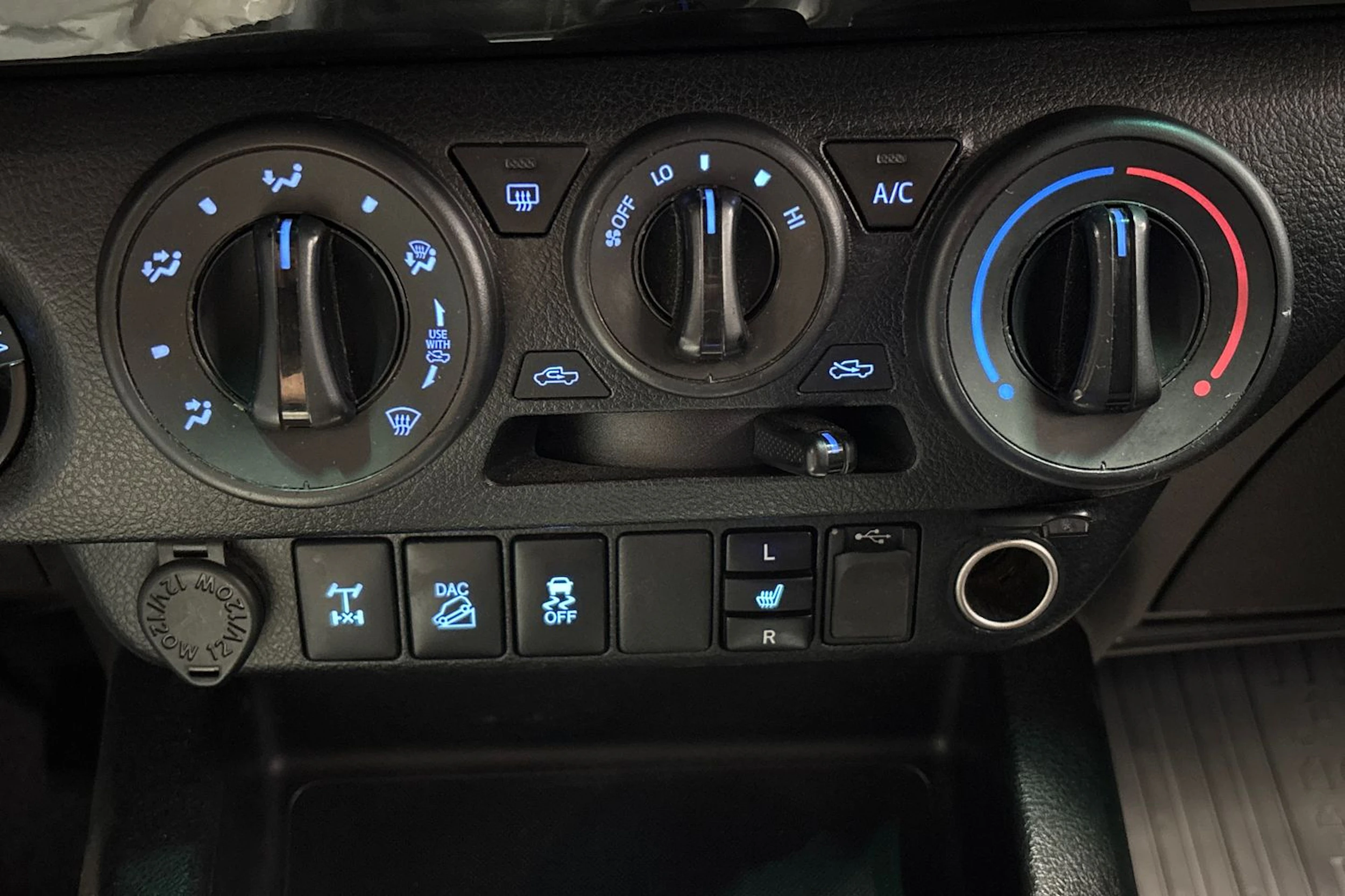valkoinen Toyota Hilux 2017 kuva 23.