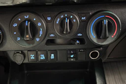 valkoinen Toyota Hilux 2017 kuva 23.