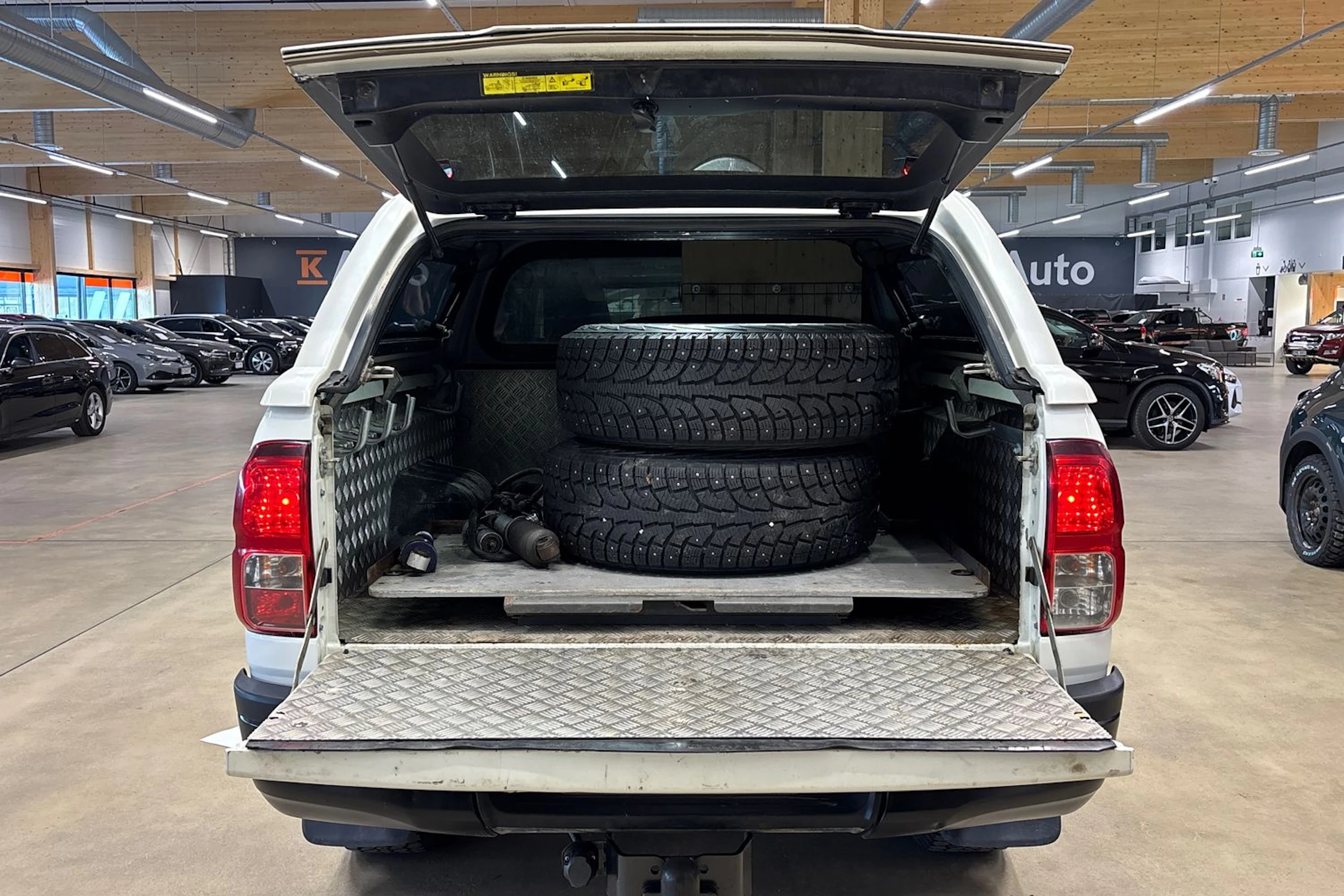 valkoinen Toyota Hilux 2017 kuva 26.