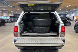valkoinen Toyota Hilux 2017 kuva 26.