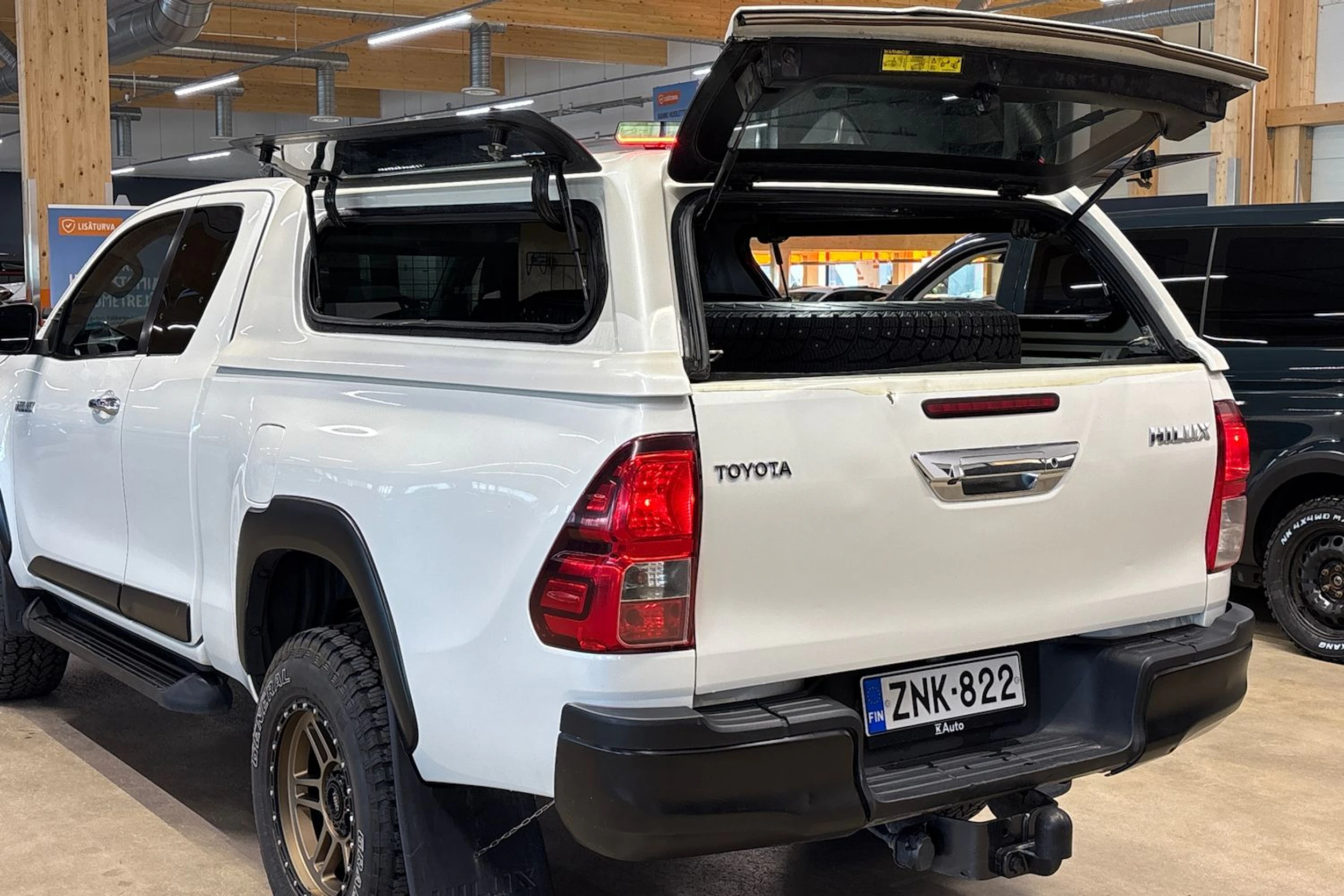 valkoinen Toyota Hilux 2017 kuva 28.