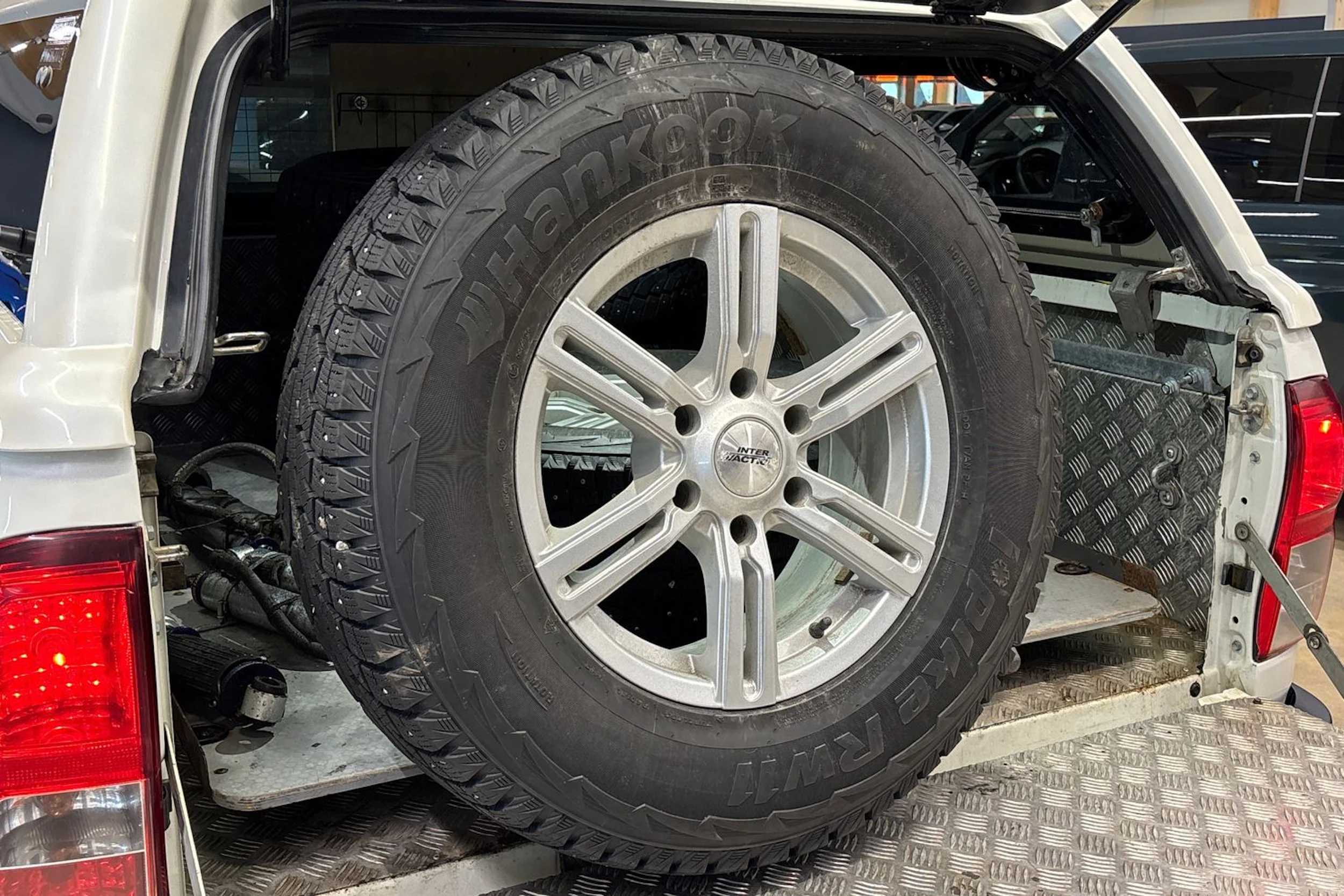 valkoinen Toyota Hilux 2017 kuva 34.