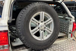 valkoinen Toyota Hilux 2017 kuva 34.