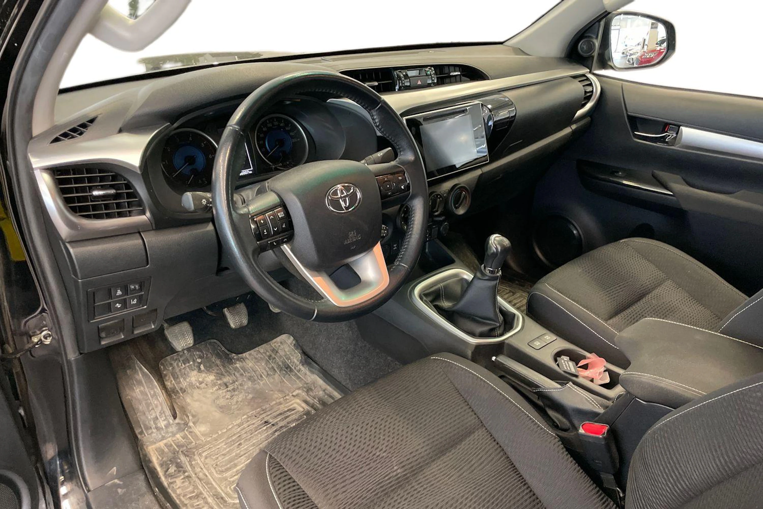 Musta Toyota Hilux 2018 kuva 3.
