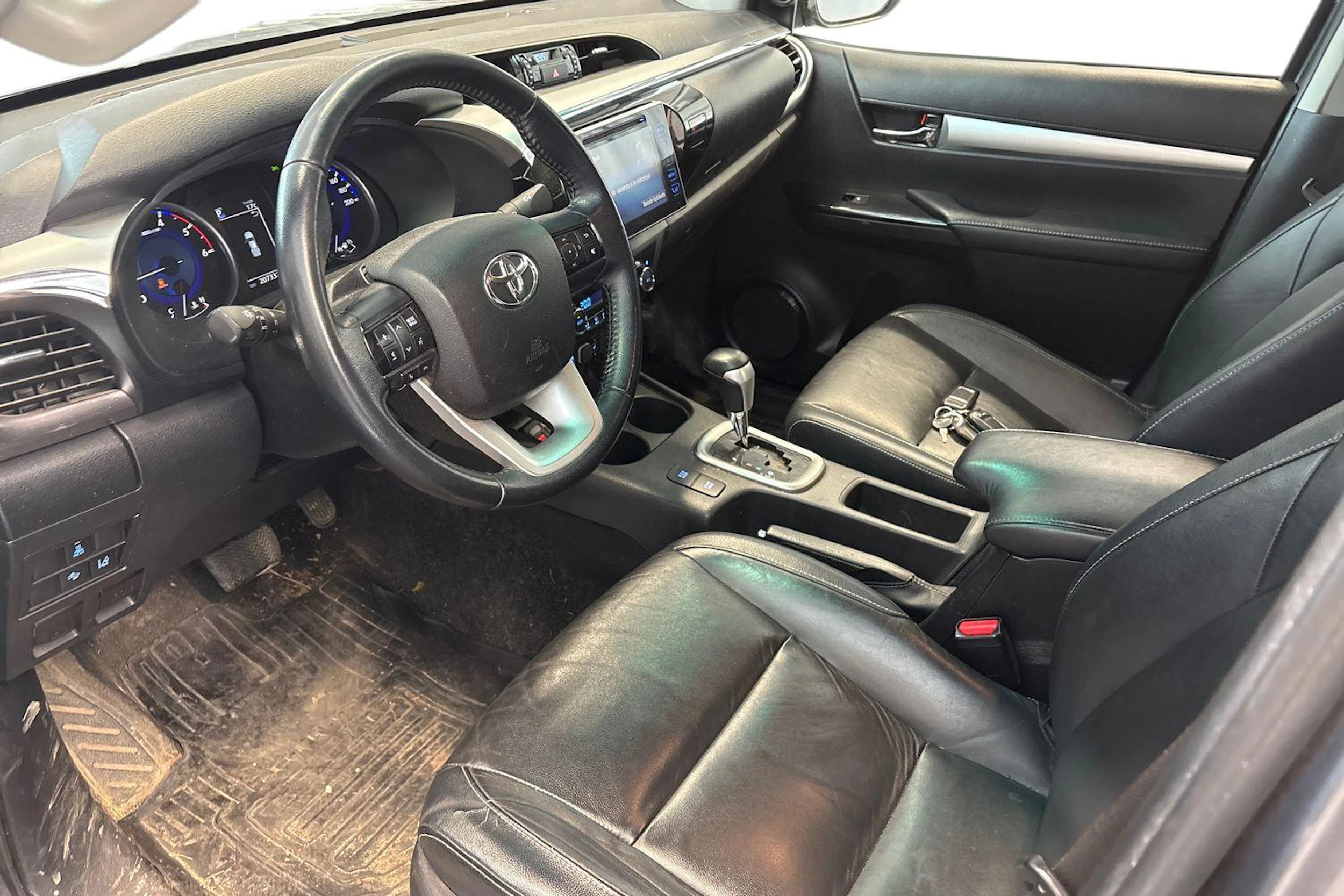 harmaa Toyota Hilux 2018 kuva 3.