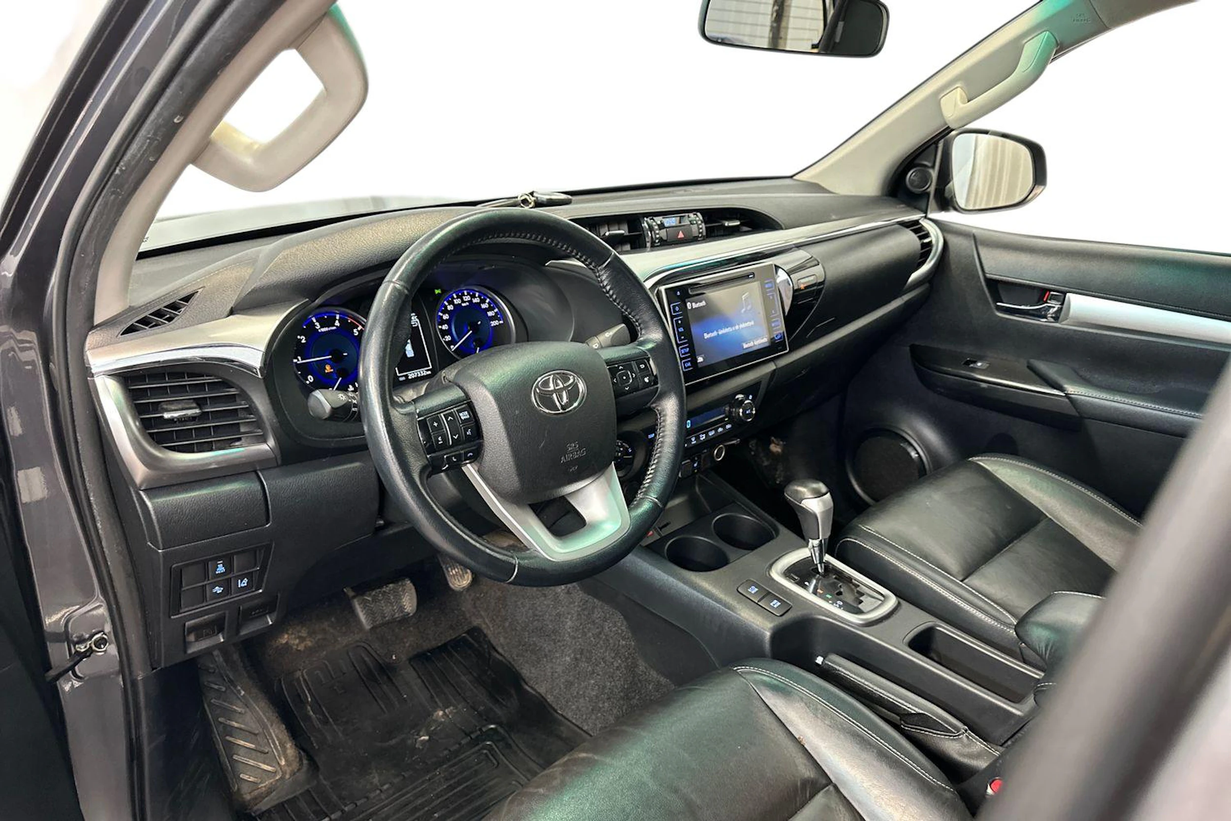 harmaa Toyota Hilux 2018 kuva 8.