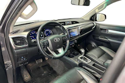 harmaa Toyota Hilux 2018 kuva 8.