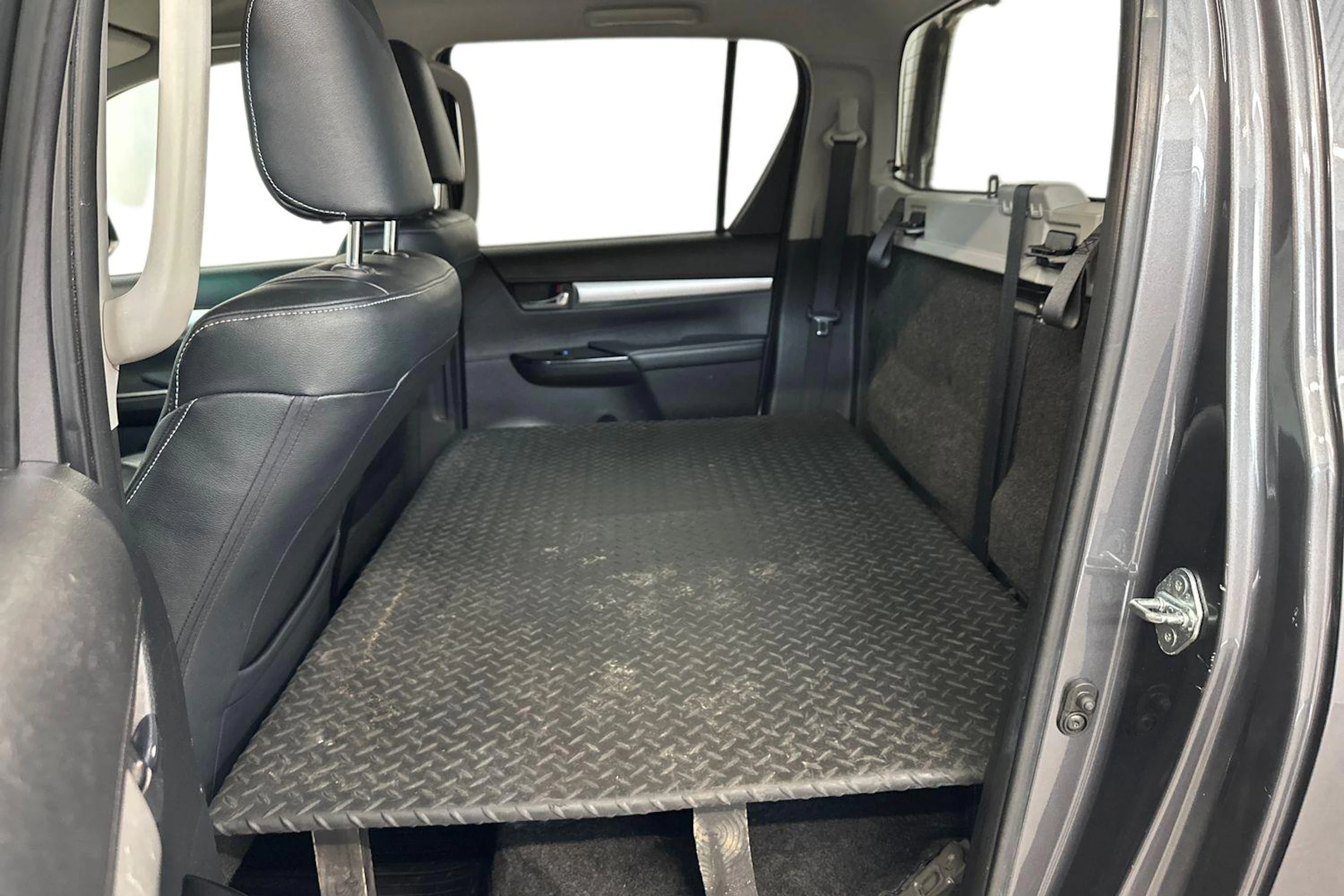 harmaa Toyota Hilux 2018 kuva 9.