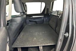harmaa Toyota Hilux 2018 kuva 9.