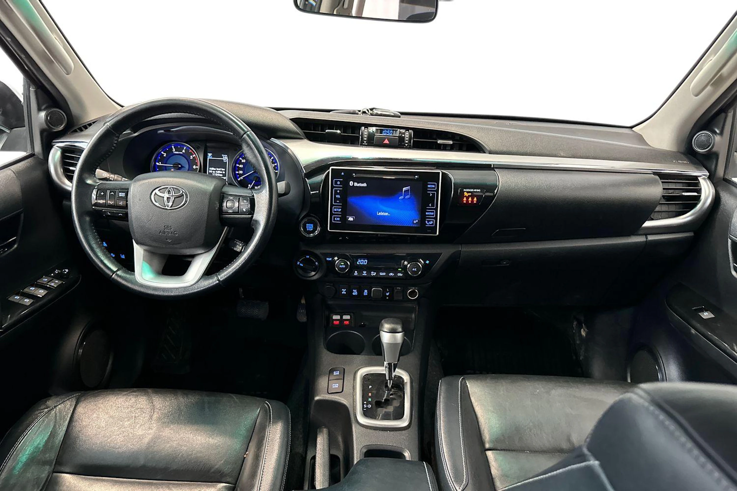 harmaa Toyota Hilux 2018 kuva 11.