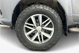 harmaa Toyota Hilux 2018 kuva 12.