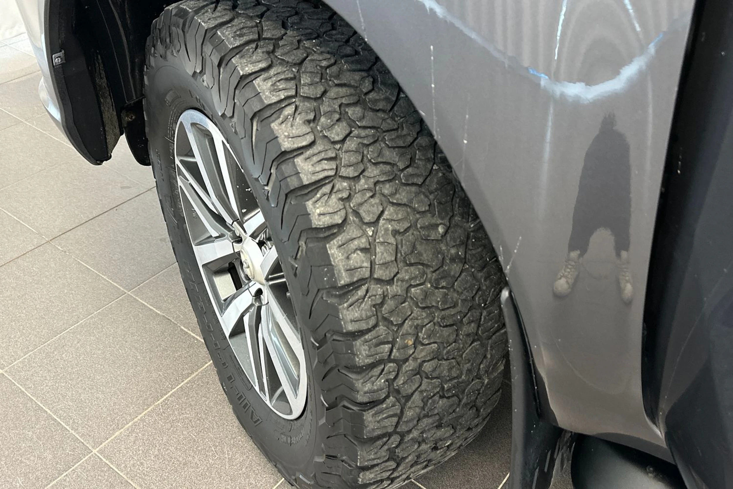 harmaa Toyota Hilux 2018 kuva 13.
