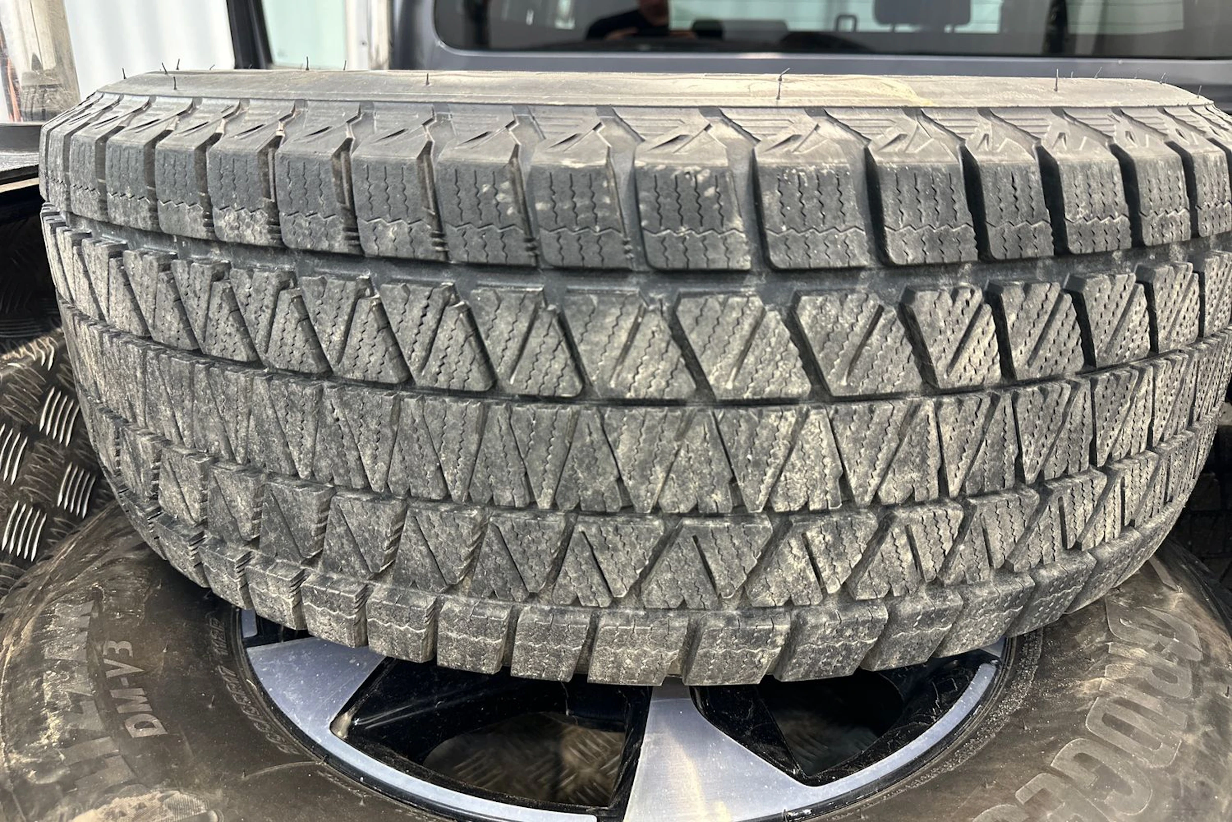 harmaa Toyota Hilux 2018 kuva 15.