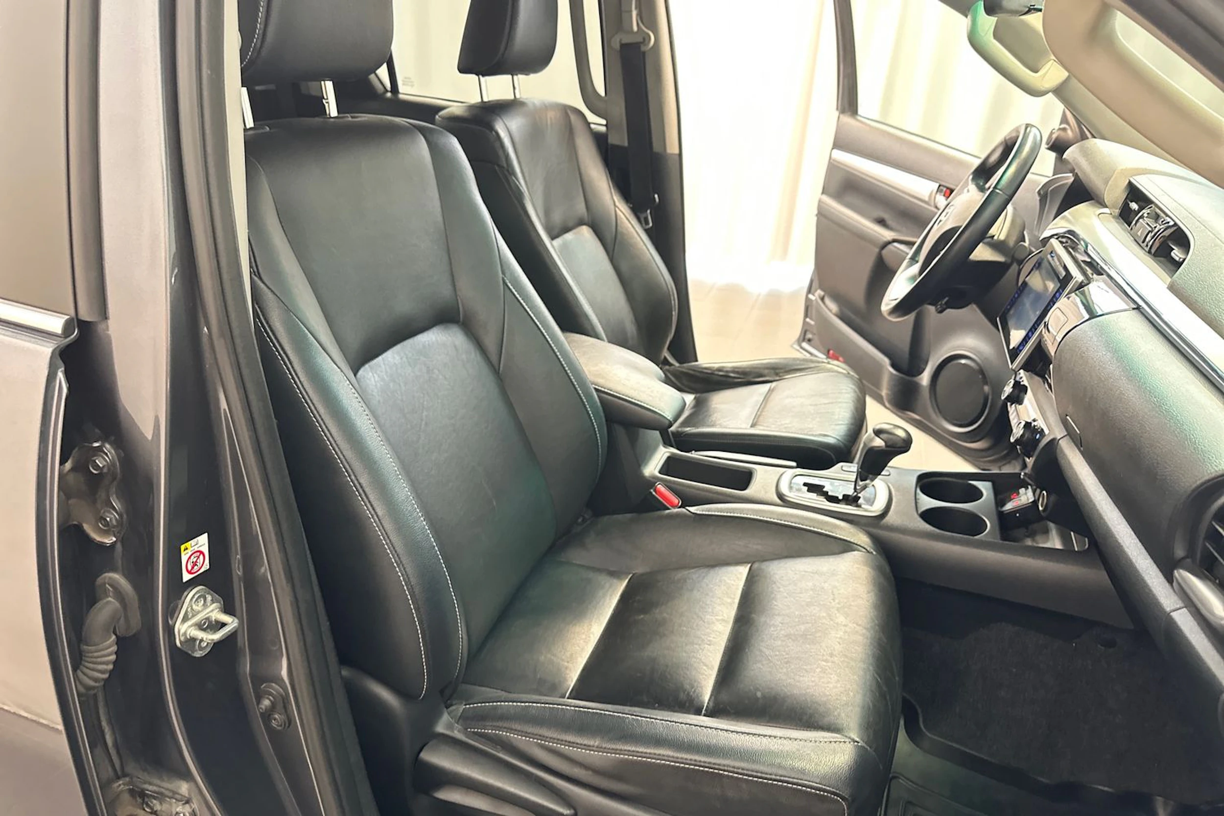 harmaa Toyota Hilux 2018 kuva 17.