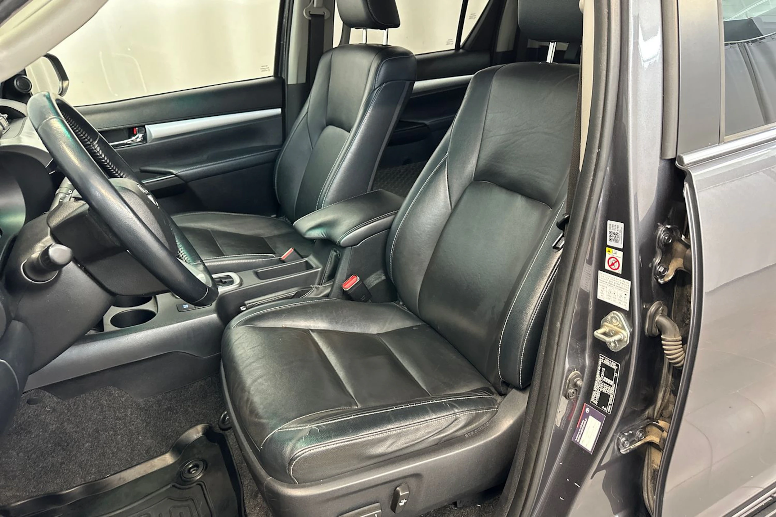 harmaa Toyota Hilux 2018 kuva 18.