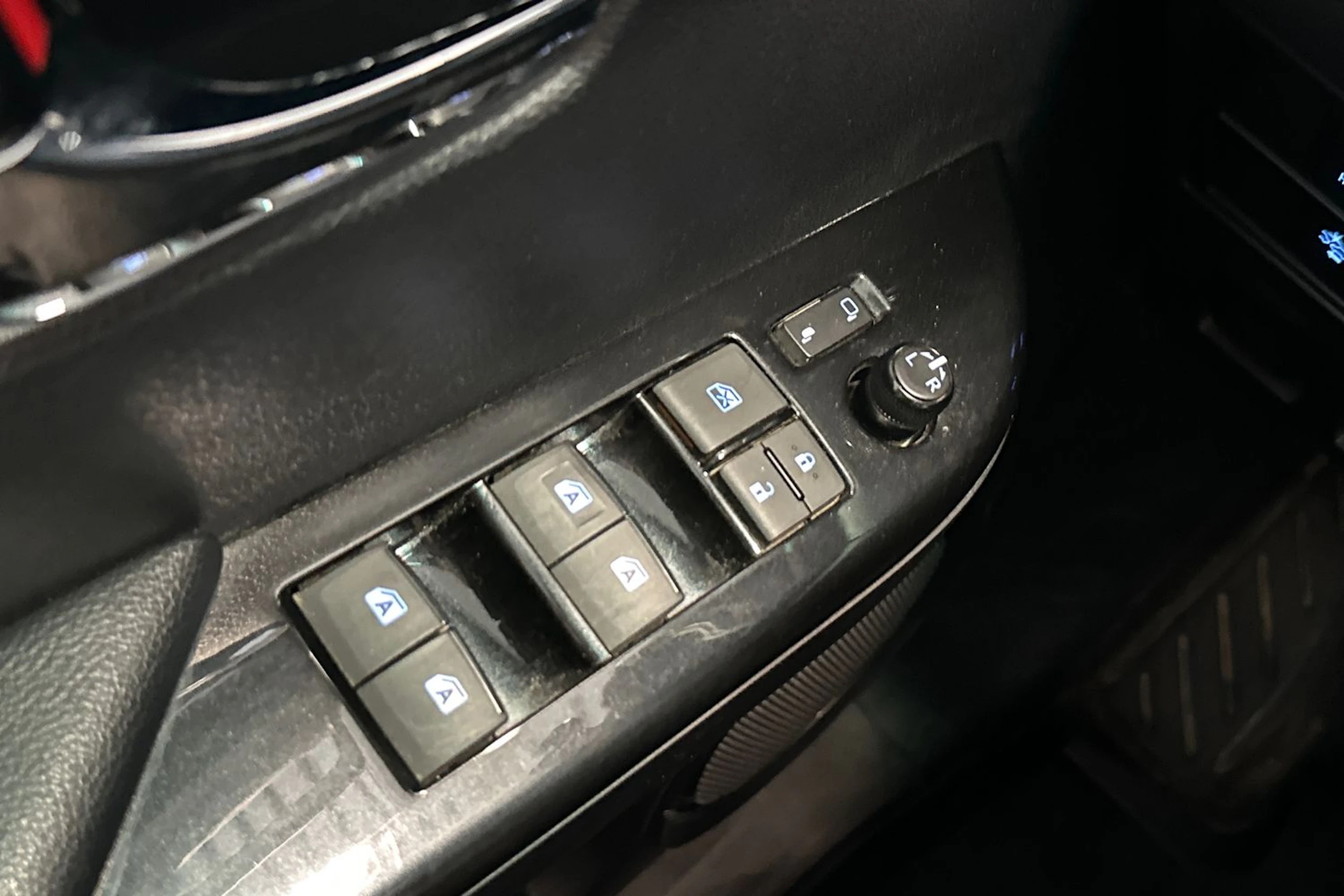 harmaa Toyota Hilux 2018 kuva 21.