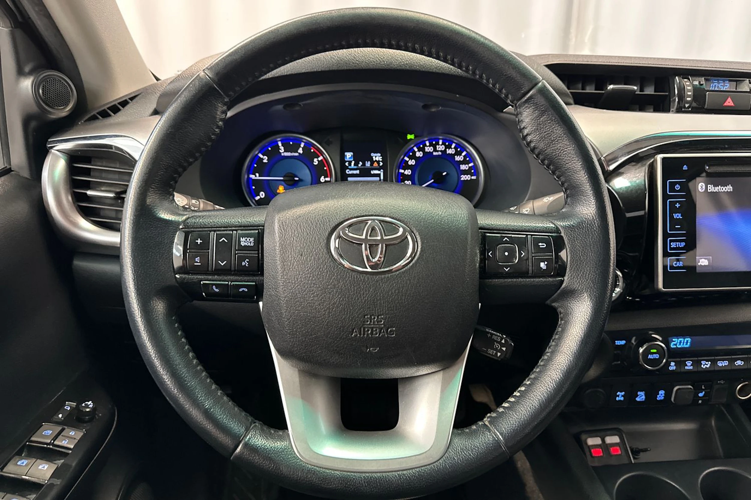 harmaa Toyota Hilux 2018 kuva 23.