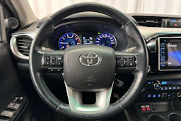 harmaa Toyota Hilux 2018 kuva 23.