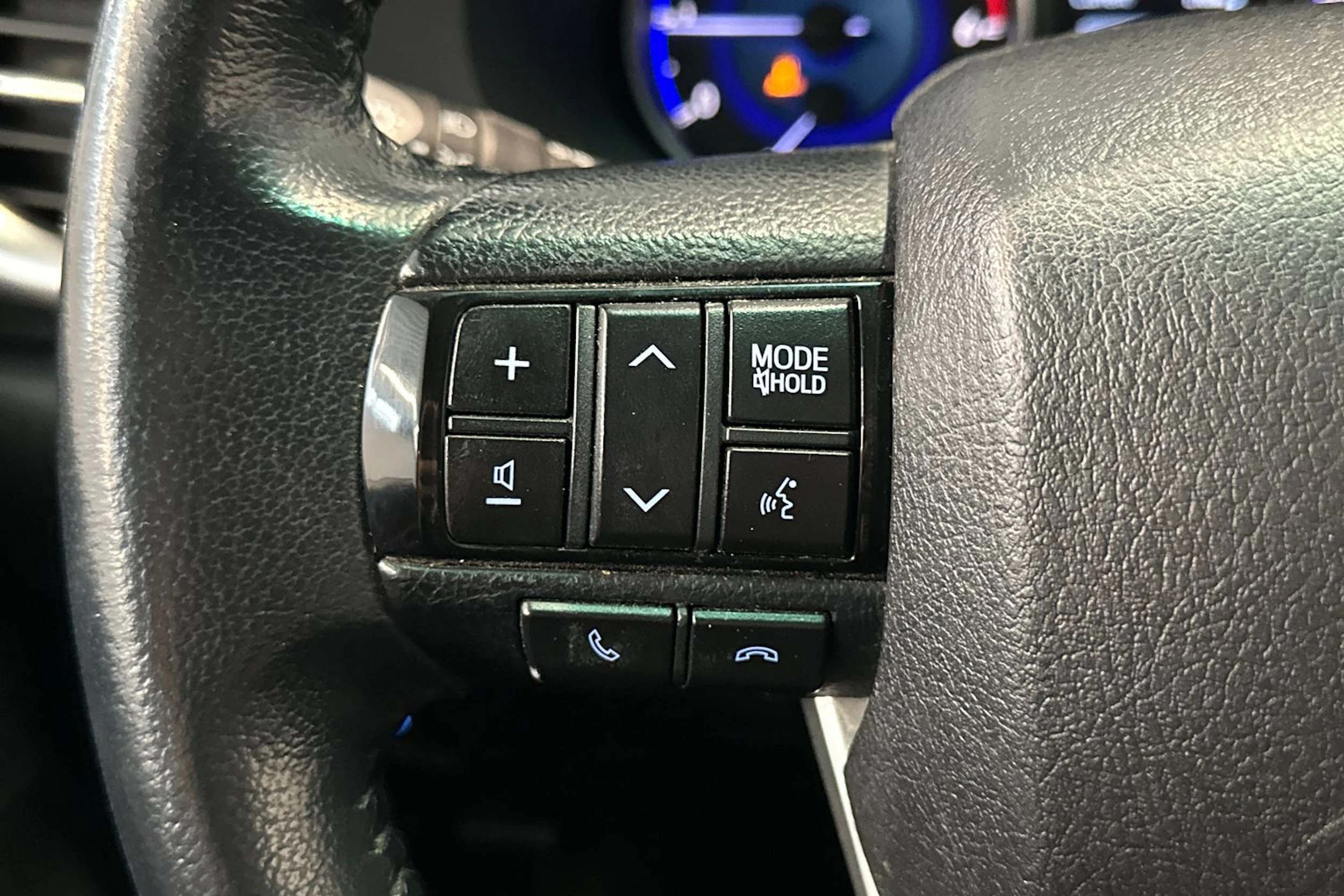 harmaa Toyota Hilux 2018 kuva 24.