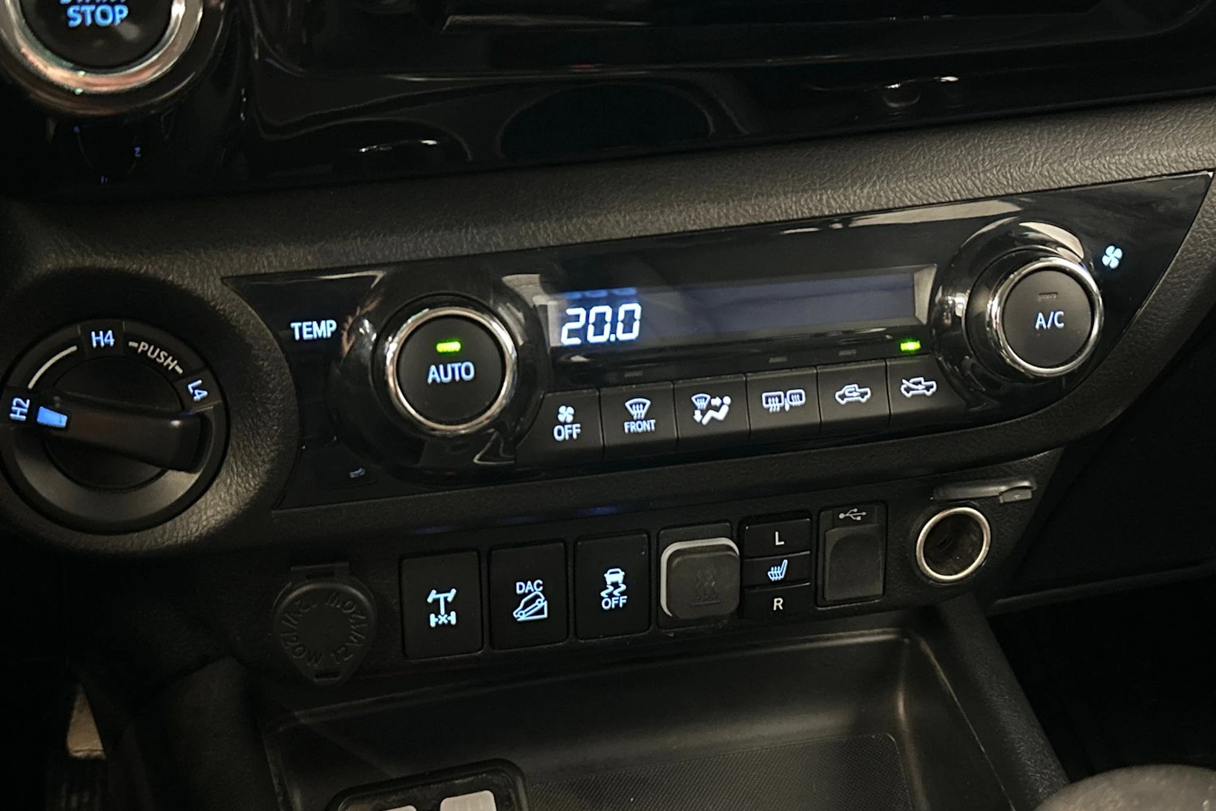 harmaa Toyota Hilux 2018 kuva 29.
