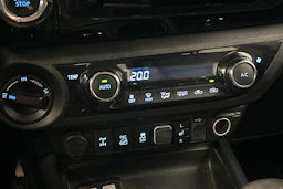 harmaa Toyota Hilux 2018 kuva 29.