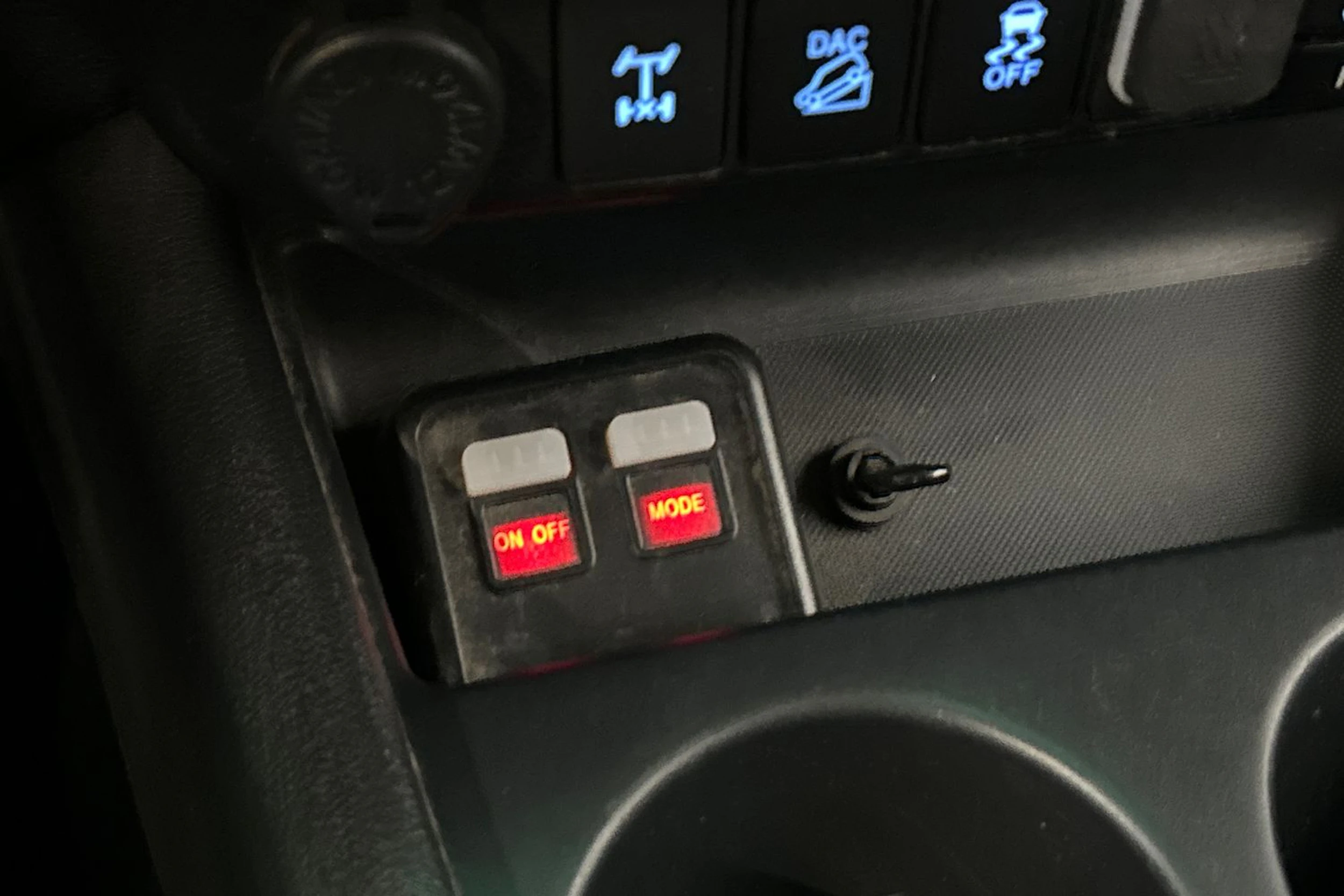 harmaa Toyota Hilux 2018 kuva 30.