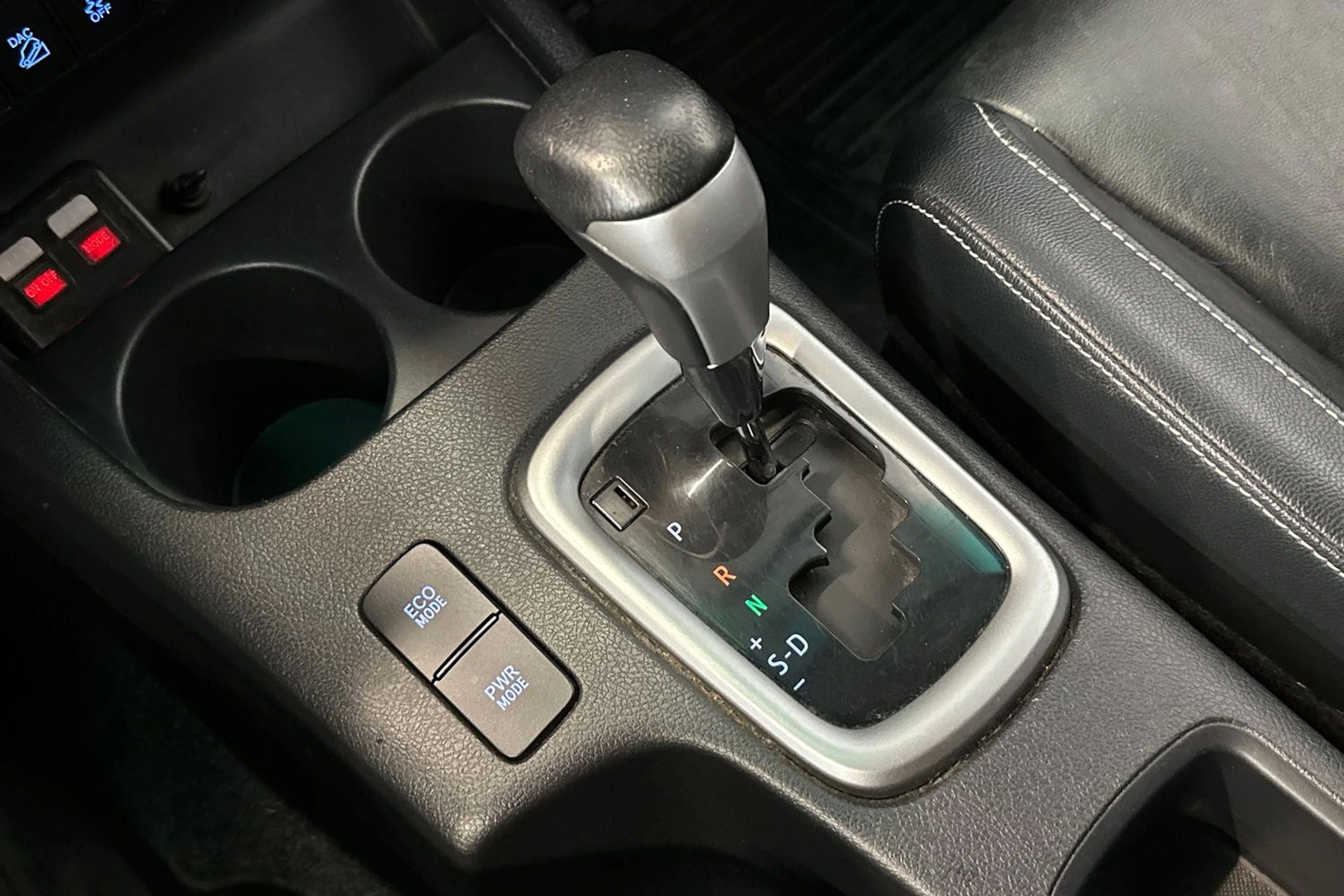 harmaa Toyota Hilux 2018 kuva 31.