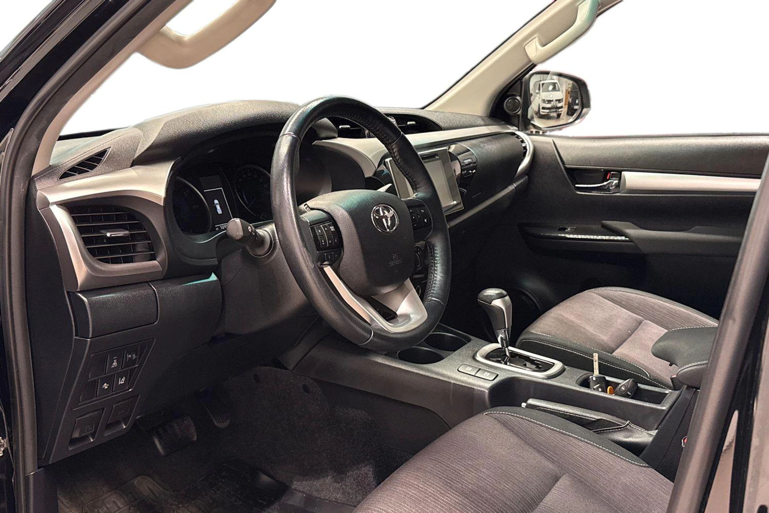 musta Toyota Hilux 2018 kuva 3.