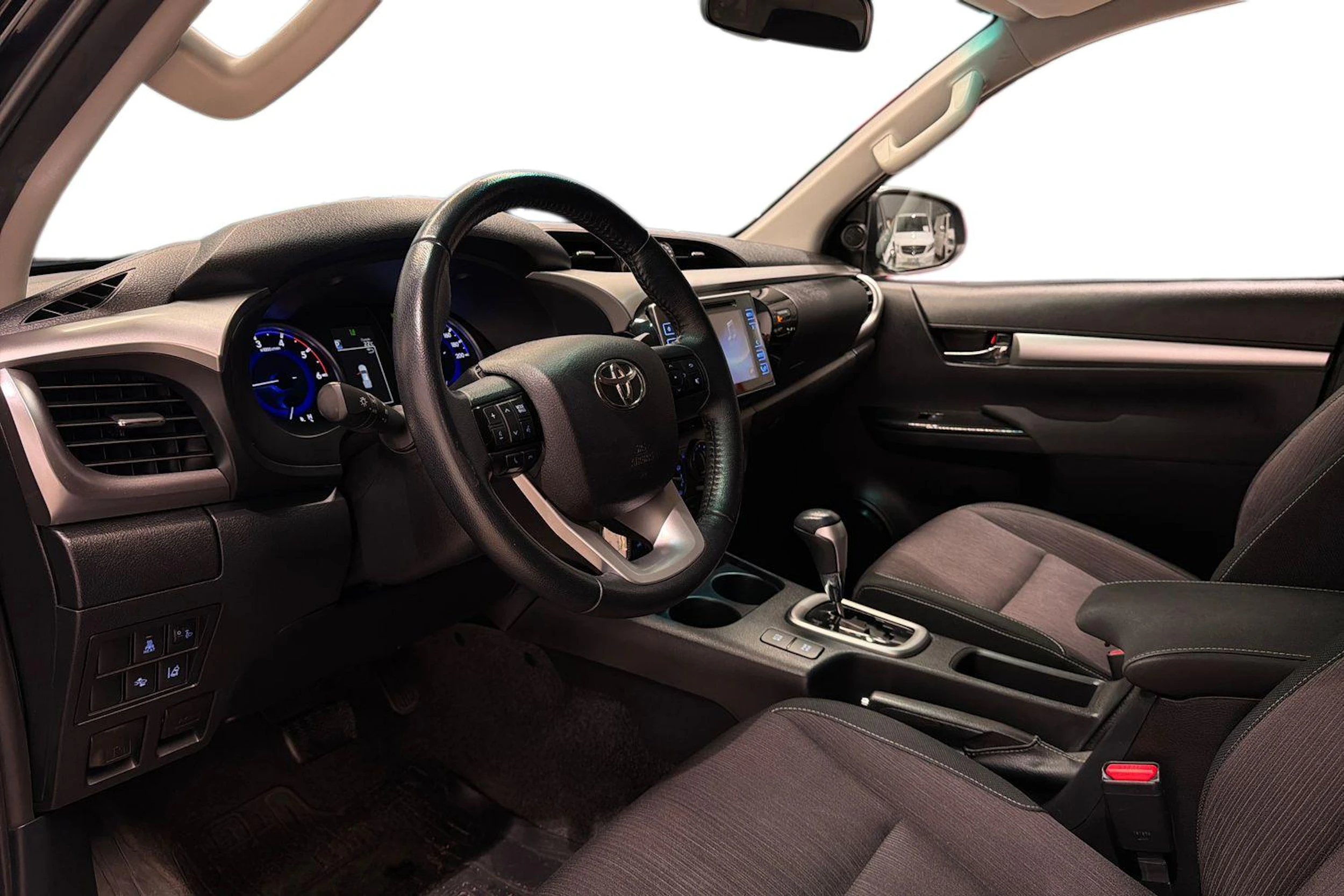 musta Toyota Hilux 2018 kuva 8.
