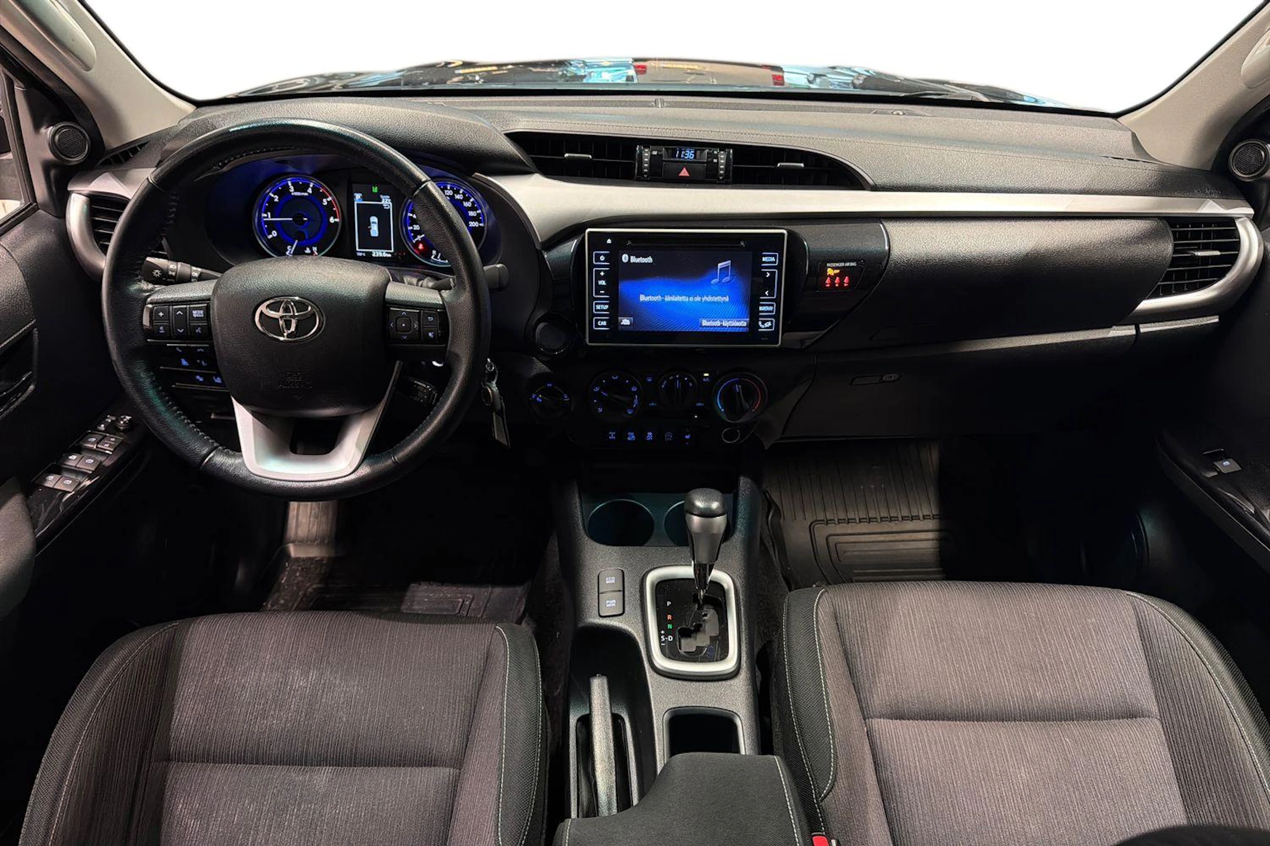 musta Toyota Hilux 2018 kuva 9.