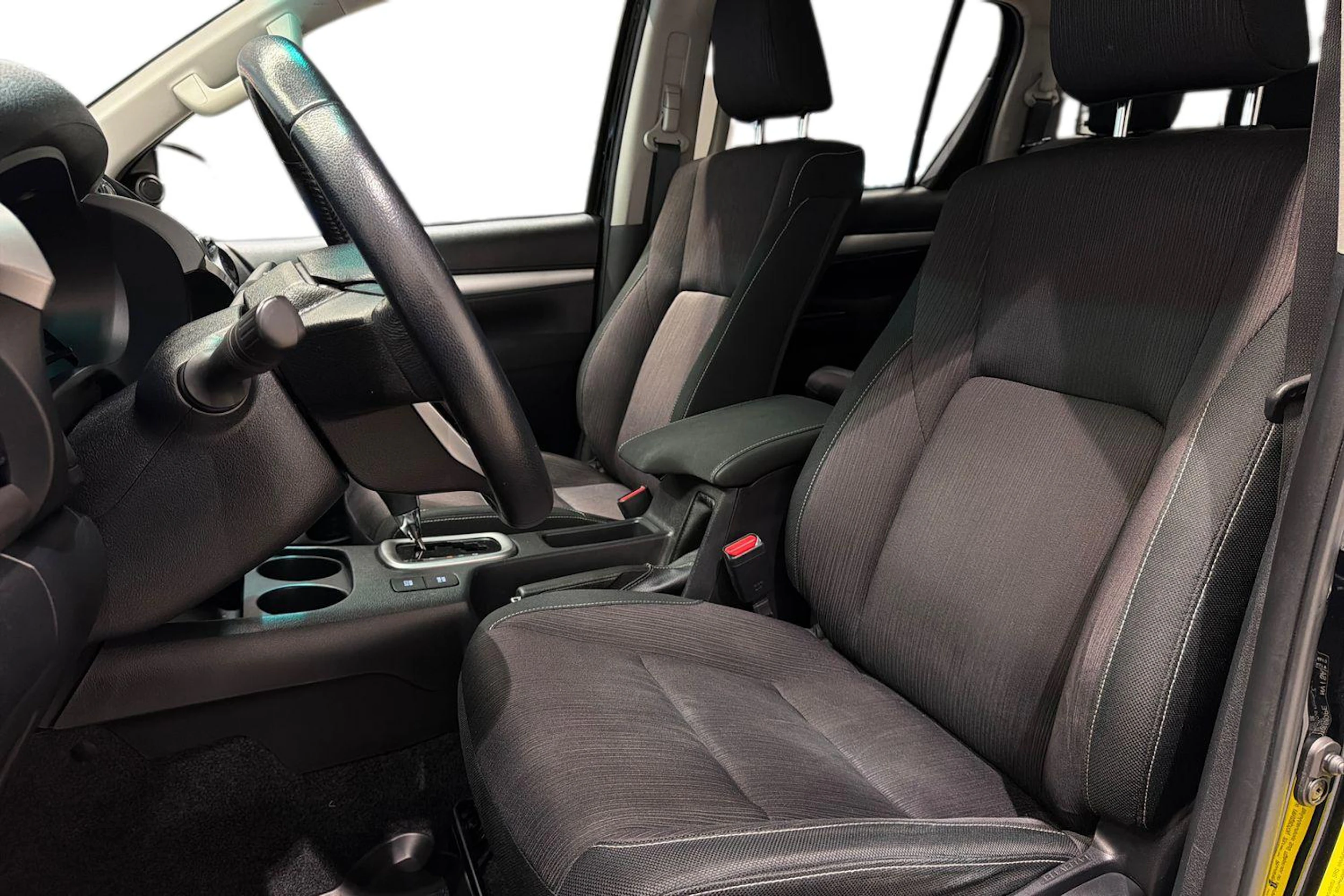 musta Toyota Hilux 2018 kuva 11.