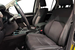 musta Toyota Hilux 2018 kuva 11.