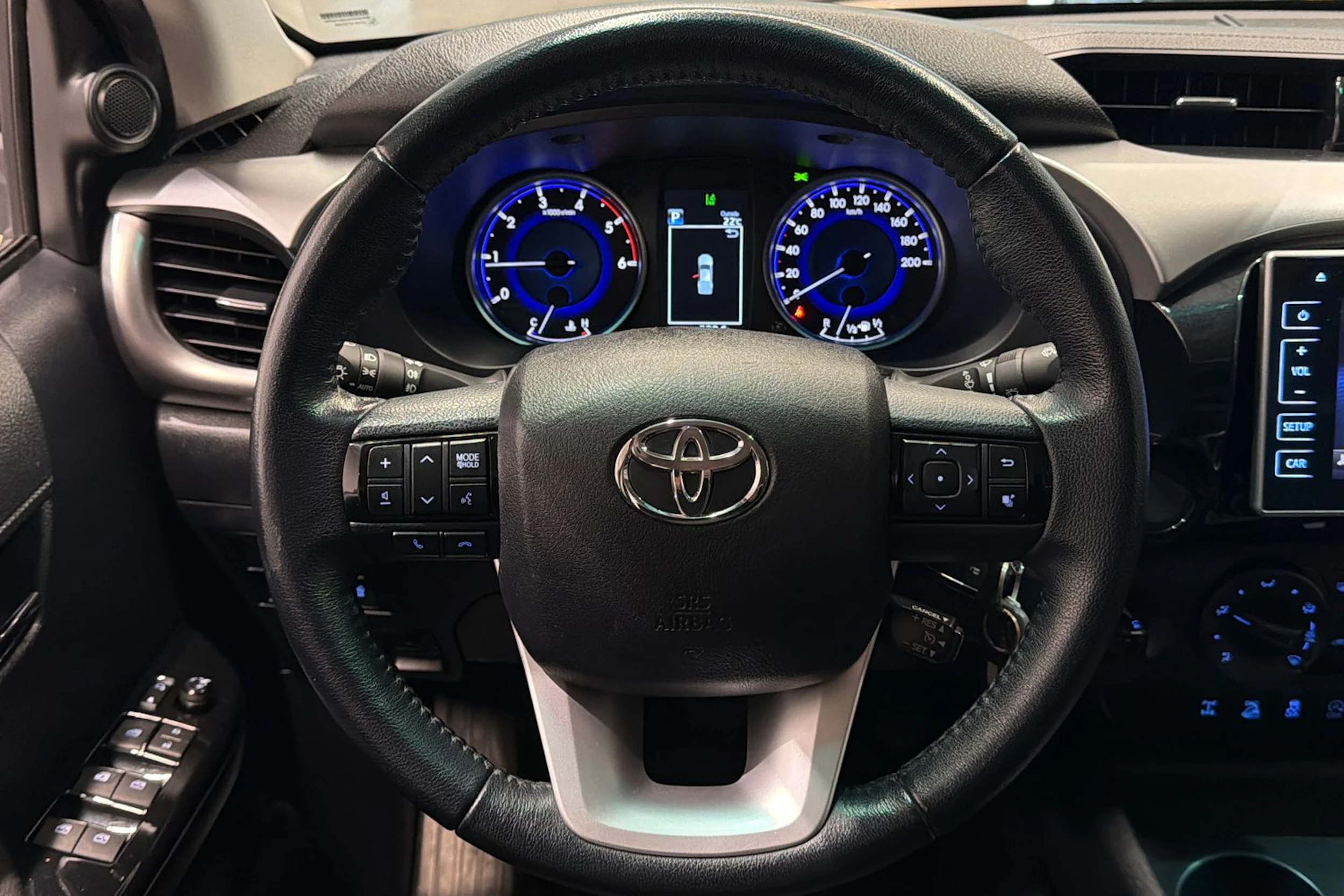 musta Toyota Hilux 2018 kuva 15.