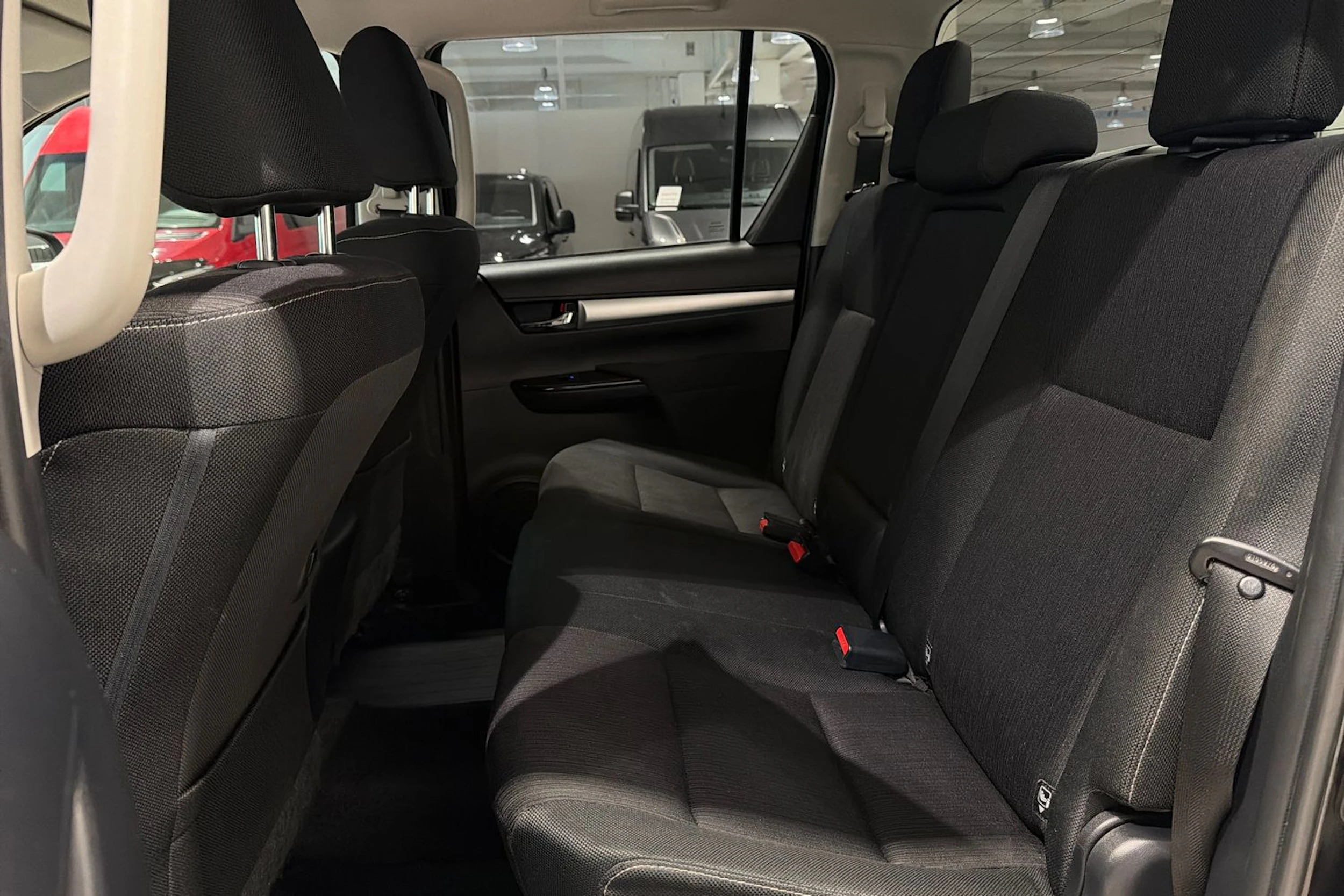 musta Toyota Hilux 2018 kuva 16.