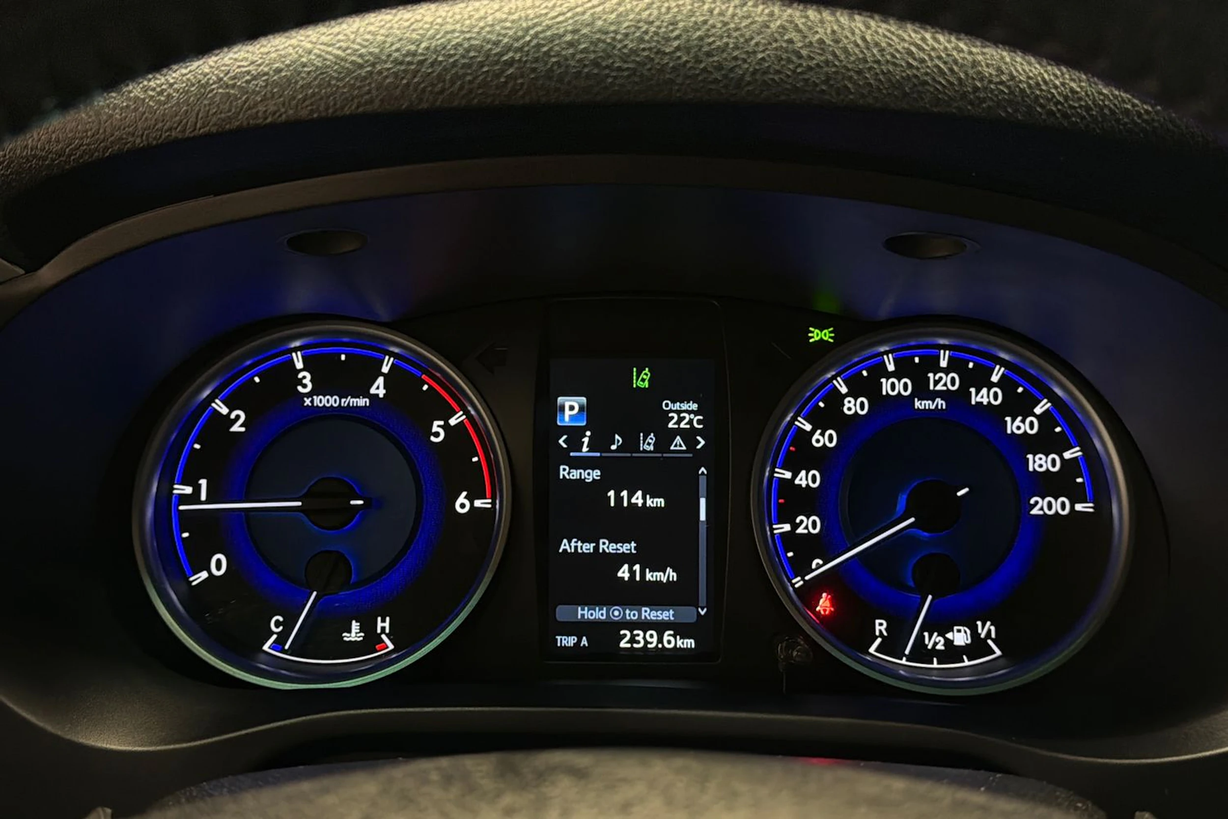 musta Toyota Hilux 2018 kuva 18.