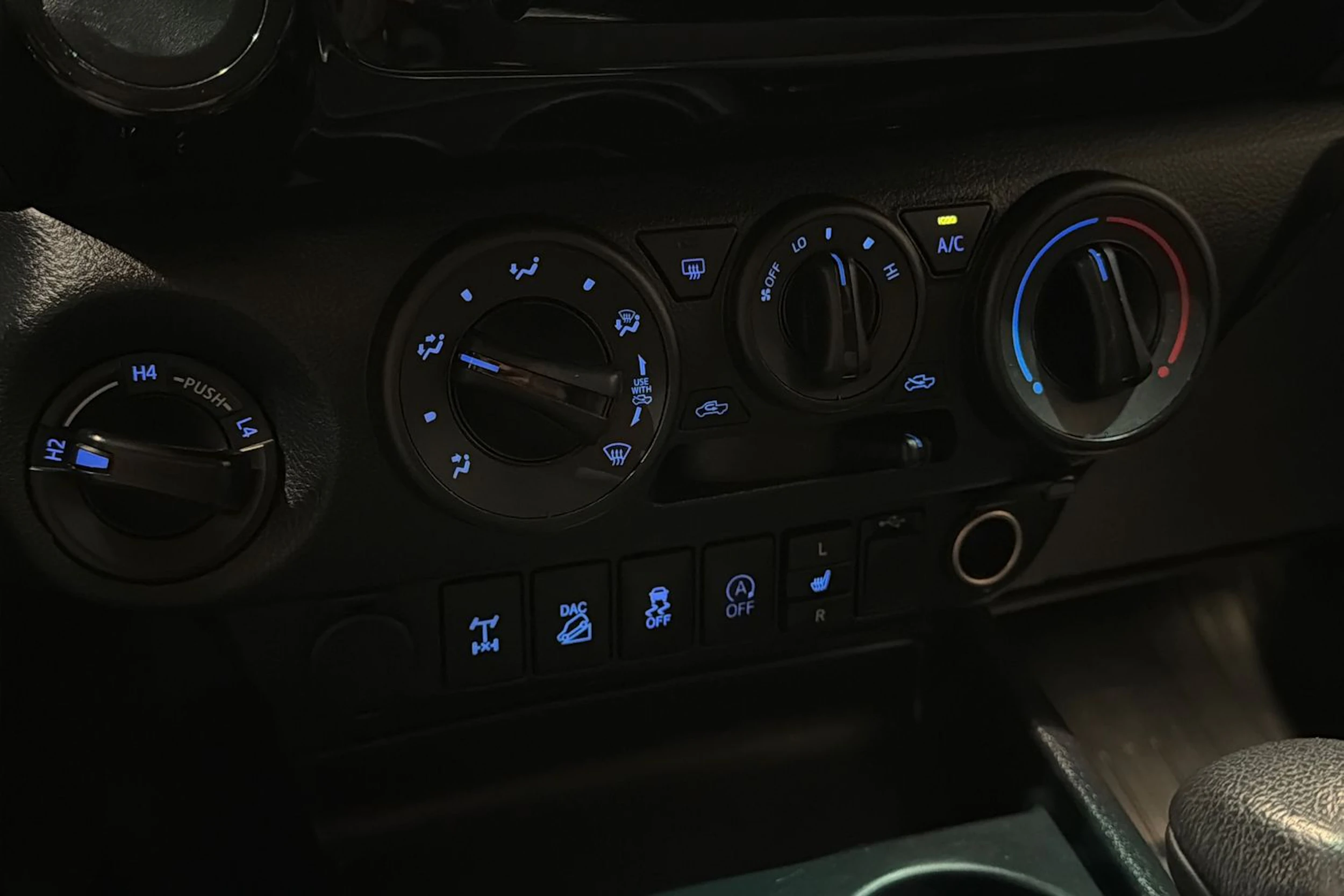 musta Toyota Hilux 2018 kuva 20.