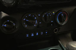 musta Toyota Hilux 2018 kuva 20.